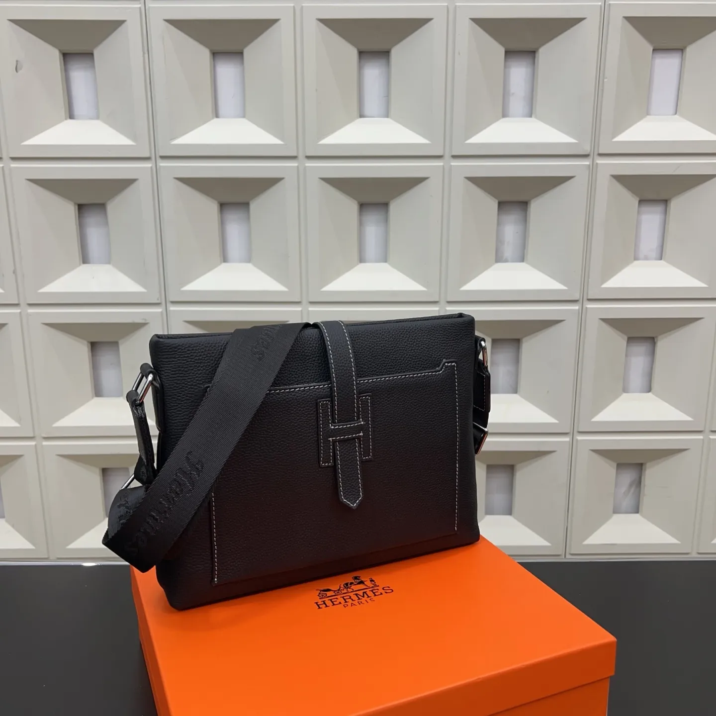 P230 Hermès 爱马仕 邮差包 头层牛皮男士单肩斜挎包 实物拍摄 原厂原版面料 配送防尘袋 32 x 28cm