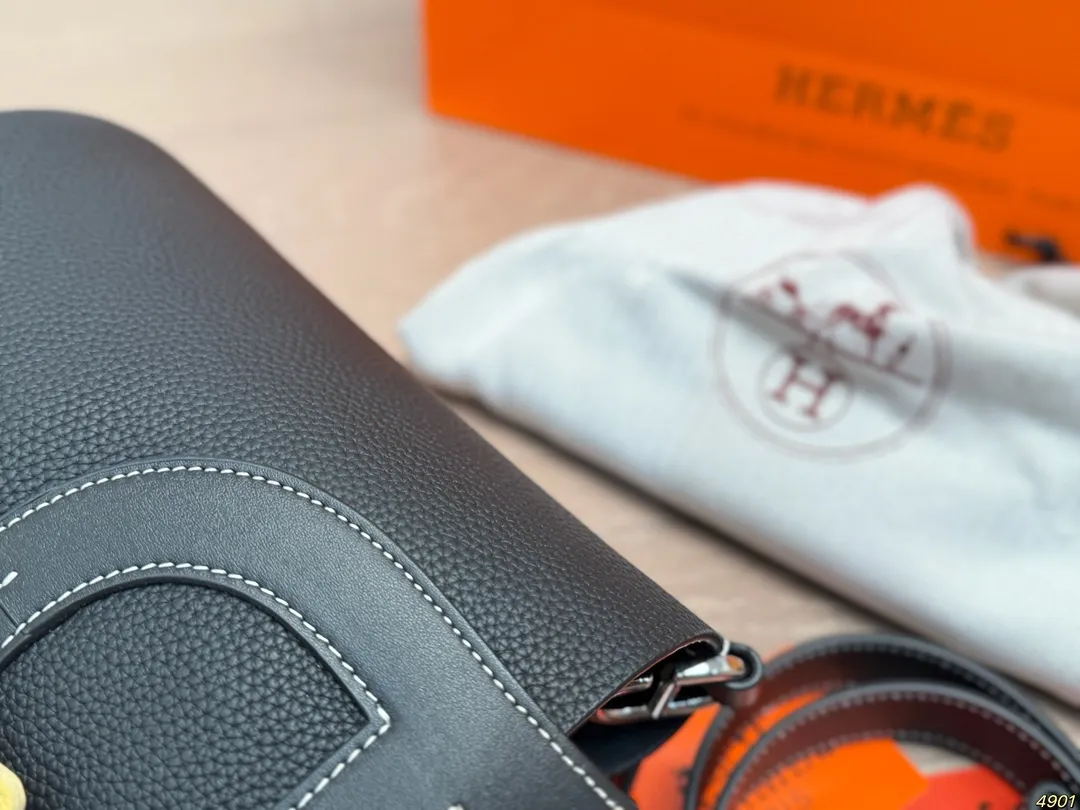 &yen;210飞机盒配丝巾 爱马仕Hermes 猪鼻子菜篮子包 包型太可爱了 容量非常可，日常通勤都没问题 可咸可甜 质感满分 工艺非常讲究 细节立体感拉满 尺寸18 20