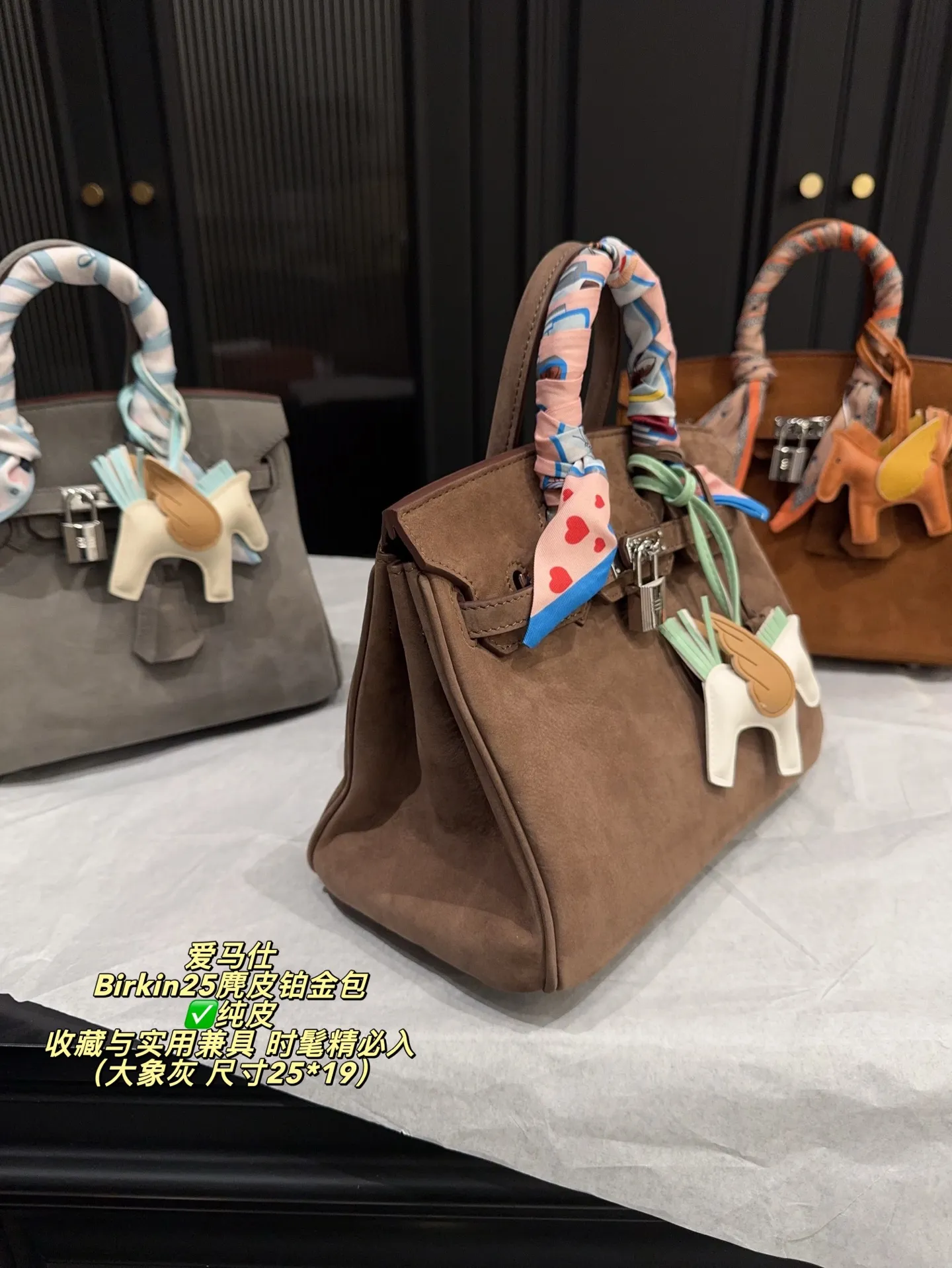 ✅纯皮P335配盒⚠️尺寸25*19 爱马仕 Birkin25麂皮铂金包 触感柔软细腻，秋冬季节超适合！银色金属扣件＋小飞马挂件，精致又有辨识度。25cm尺寸，日常通勤、出行都能轻松装下随身物品。麂皮材质轻盈，搭配丝巾更显高级感，是爱马仕经典系列，收藏与实用兼具，时髦精必入！