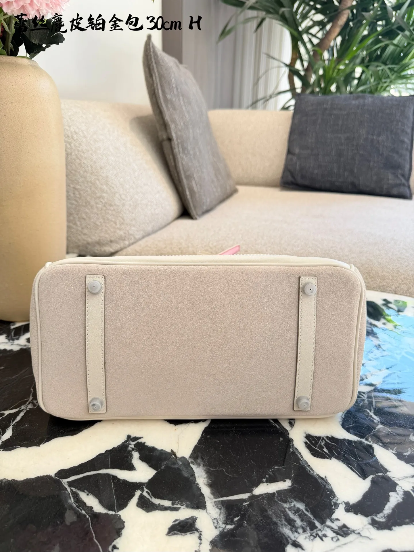 p340 Birkin30珍珠白铂金包|优雅故事的梦幻逸品 🌙 前任主人的故事 前任主人是资深爱马仕藏家,当初为了重要场合定制这只 Birkin 30,珍珠灰配白银 Swift 皮,蕾丝边装饰更添柔美。后来因个人风格转向极简,虽万分不舍,仍希望它能继续陪伴懂它的人,让这份优雅延续。 💎 设计与品质解析 ✨设计故事:Birkin 系列本就是爱马仕经典传奇,这只珍珠灰配色温柔高级,蕾丝边装饰打破常规,将法式浪漫与铂金包的大气融合,背出街就是 “行走的高奢名片”。 ✨材质与成色:采用细腻柔软的 Swift 皮,触感如丝绸般顺滑;珍珠灰配色高级不挑人,白银金属扣精致闪耀。成色近乎闲置未使用,五金无氧化,皮质无磨损,宛如全新。 ✨尺寸与实用度:30*15*21.5cm 黄金尺寸,日常通勤能装下平板、钱包、化妆品;出席晚宴、商务场合,随手拎起即刻提升气场。