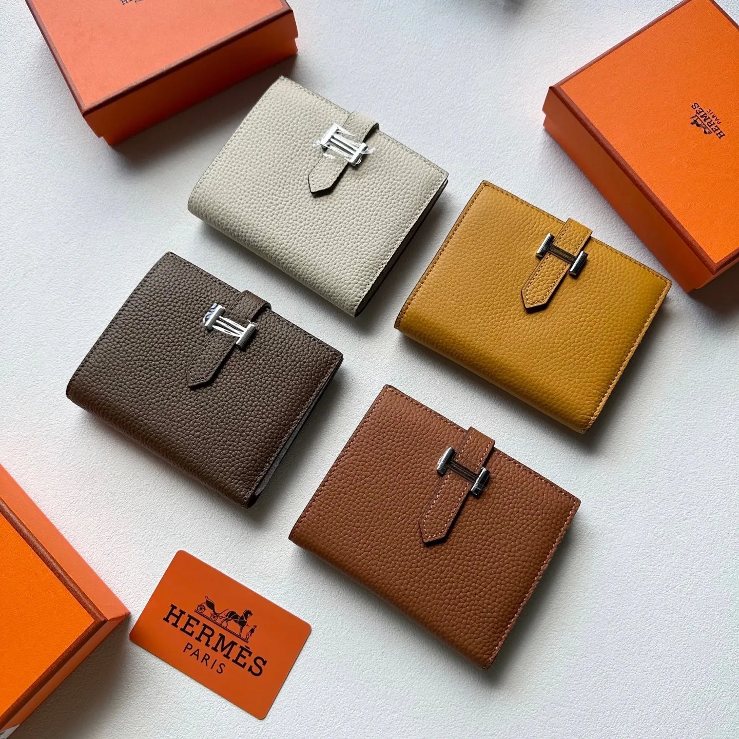 p95🎀🎀颜色 多色可选🎀尺寸 12x9.5🎀高版爱马仕优质进口牛皮🐂 手感一流👏时尚设计💋潮版百搭，配有4个卡槽，4个口袋，拉链零钱包，1个钞票口袋，镀钯锁扣，做工精致完美