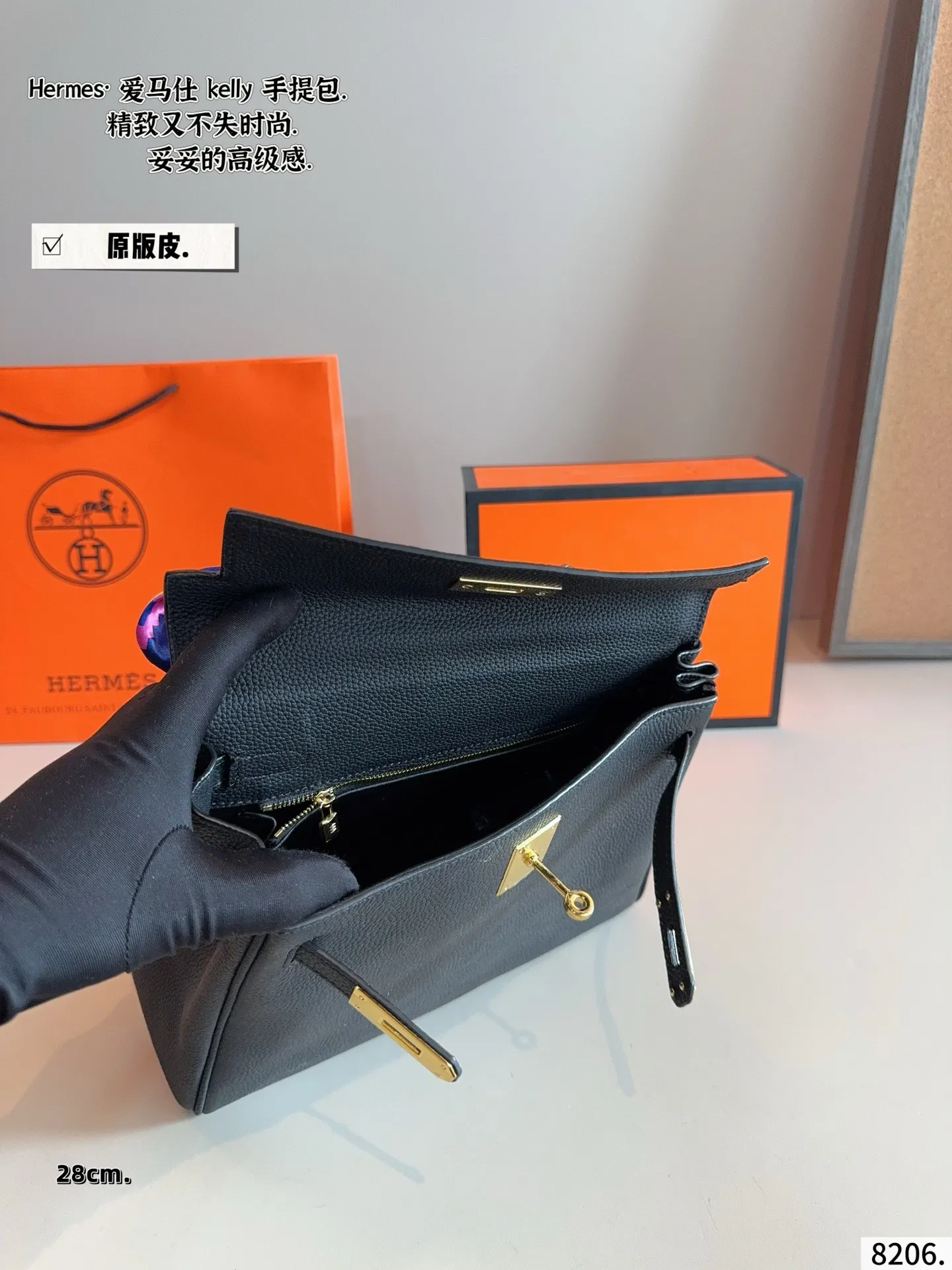 p240配礼盒🎁. 爱马仕Kelly,越看越上头的优雅 如果说Birkin是随性大气的代表,那Kelly就是优雅与克制的代名词。最打动我的,是它线条极简又精致的包身设计,带上肩带之后多了几分法式从容,不管是通勤穿搭还是度假look,都能完美融合。爱马仕Kelly不仅是一个包,更像一种生活态度,它的细节与比例,都让人忍不住反复欣赏。每一次出街背上它,都会多几分自信和从容,难怪那么多人说,一生至少要拥有一只Kelly。尺寸:28*9*21/cm