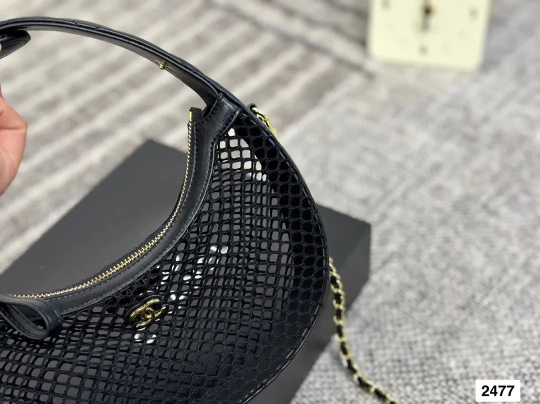 P125 配折叠盒子 CHANEL25s 香奈儿镂空网纱月亮包火爆全场的一款夏季新款 之前看秀就觉得很可爱的网兜包果然没有翻车 超级可爱 尺寸:24 13