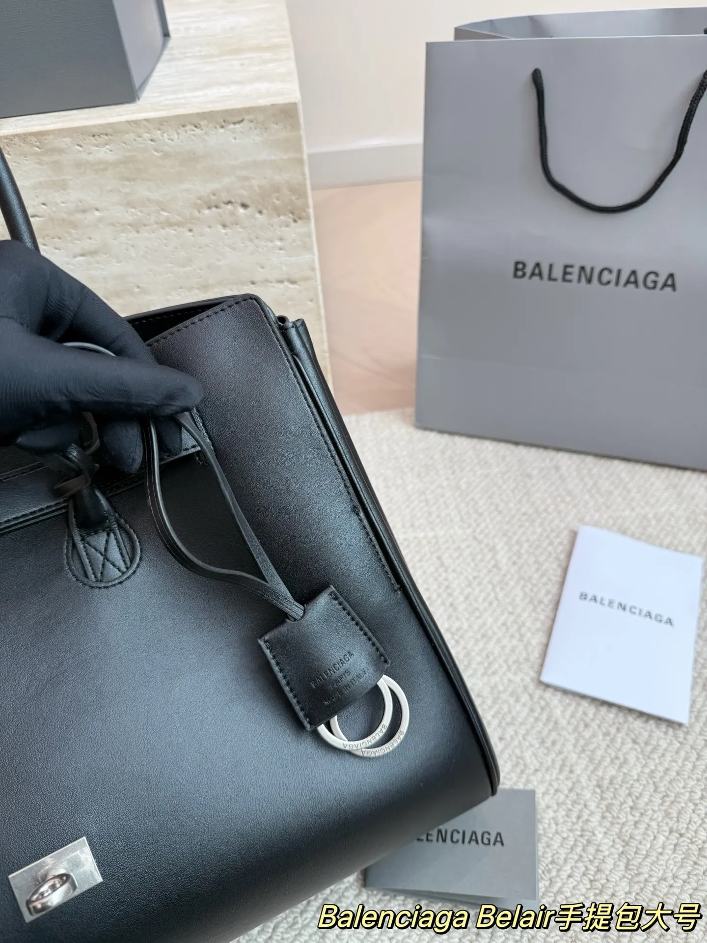 P300大号 卡戴珊look|巴黎世家 甲甲卡戴珊(Kim Kardashian)套装巴黎世家家的 (铂金包Balenciaga belair)黑色机车过膝靴穿出了卡戴珊的霸气. 。。今年巴黎世家的包把爱马仕玩的淋漓尽先是kelly redeo,又是birkin的belair。光价格没比爱 马仕便宜哦,真是又爱又恨的。尺寸 36.28