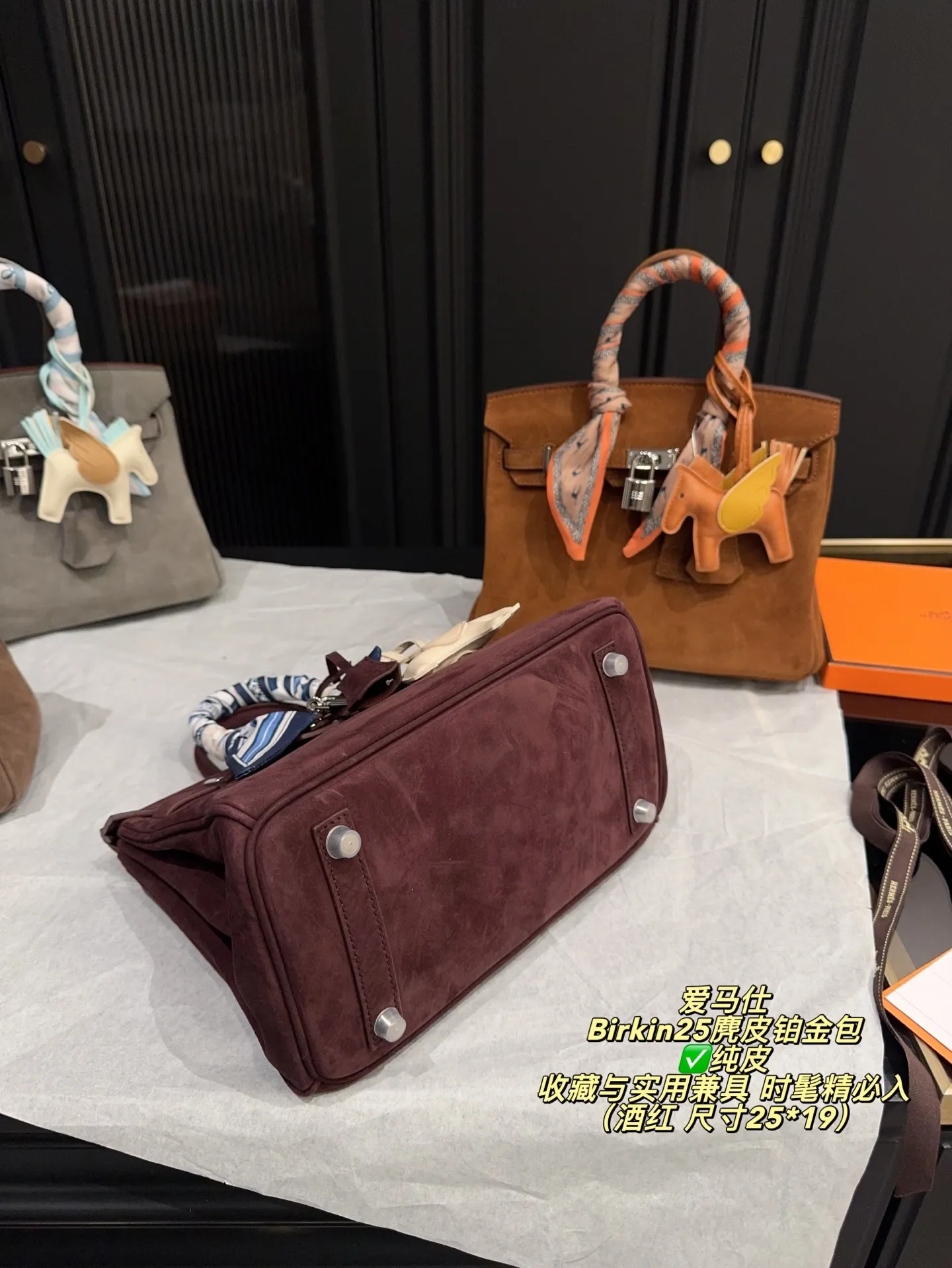 ✅纯皮P335配盒⚠️尺寸25*19 爱马仕 Birkin25麂皮铂金包 触感柔软细腻,秋冬季节超适合!银色金属扣件+小飞马挂件,精致又有辨识度。25cm尺寸,日常通勤、出行都能轻松装下随身物品。麂皮材质轻盈,搭配丝巾更显高级感,是爱马仕经典系列,收藏与实用兼具,时髦精必入!