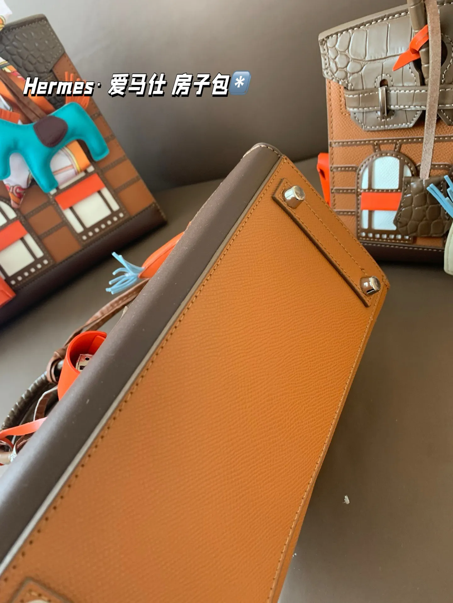 大P300 中P280 小P260 配礼盒🎁. Hermes&middot; 爱马仕 房子包 轻松演绎复古时髦 包型挺阔，简约而不简单不需要过多的装饰，日常搭配西装和T恤，就能将高级感体现的淋漓尽致！尺寸大30*24 中25*21 小20*18