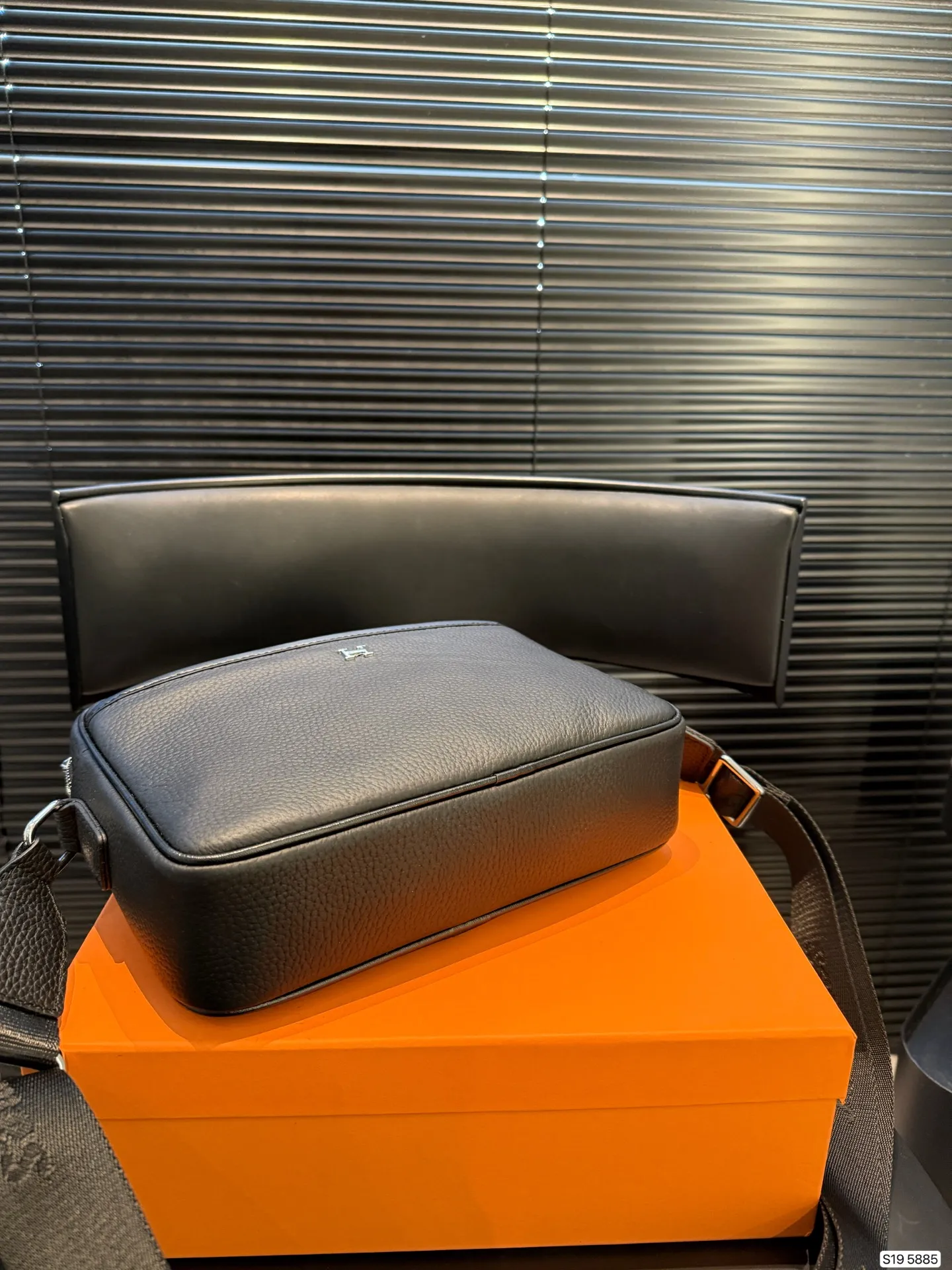 P145 配盒子爱马仕纯皮新款男士相机包，很酷的男包来喽看起来十分时尚且年轻。斜挎也不显大当收纳空间真心不错，拿取东西时十分方便当肩带可以自由调节长度，任何身高都没问题 尺寸25 18货号5885