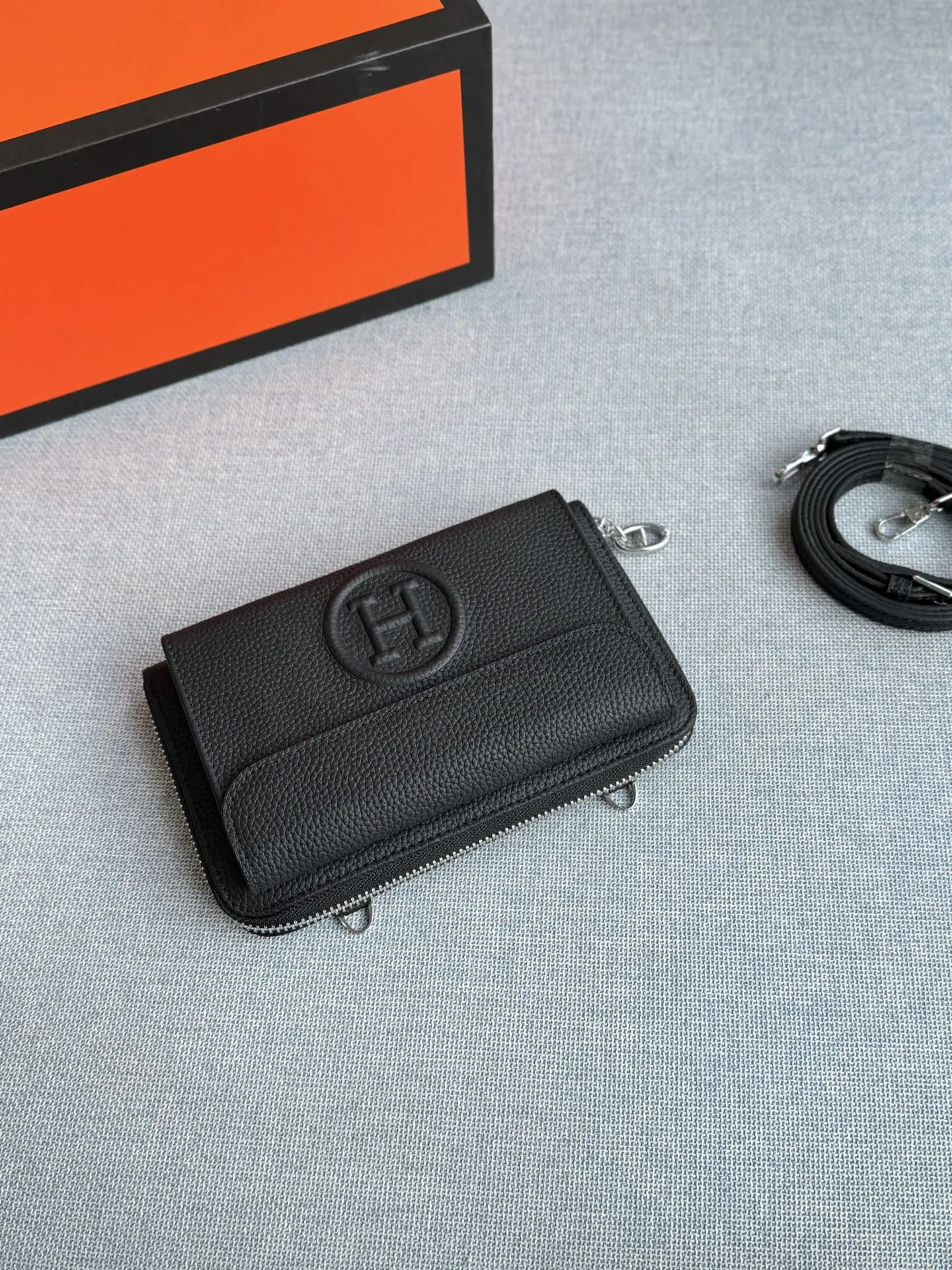 💰135 全套礼盒 size:18×11 HERMES爱马仕 小方包 单肩包 黑色牛皮质感超好,日常通勤、约会都合适。 字母元素设计有点小心机,百搭不挑人。 出门随手一拿往身上 一背,优雅感随之即来!