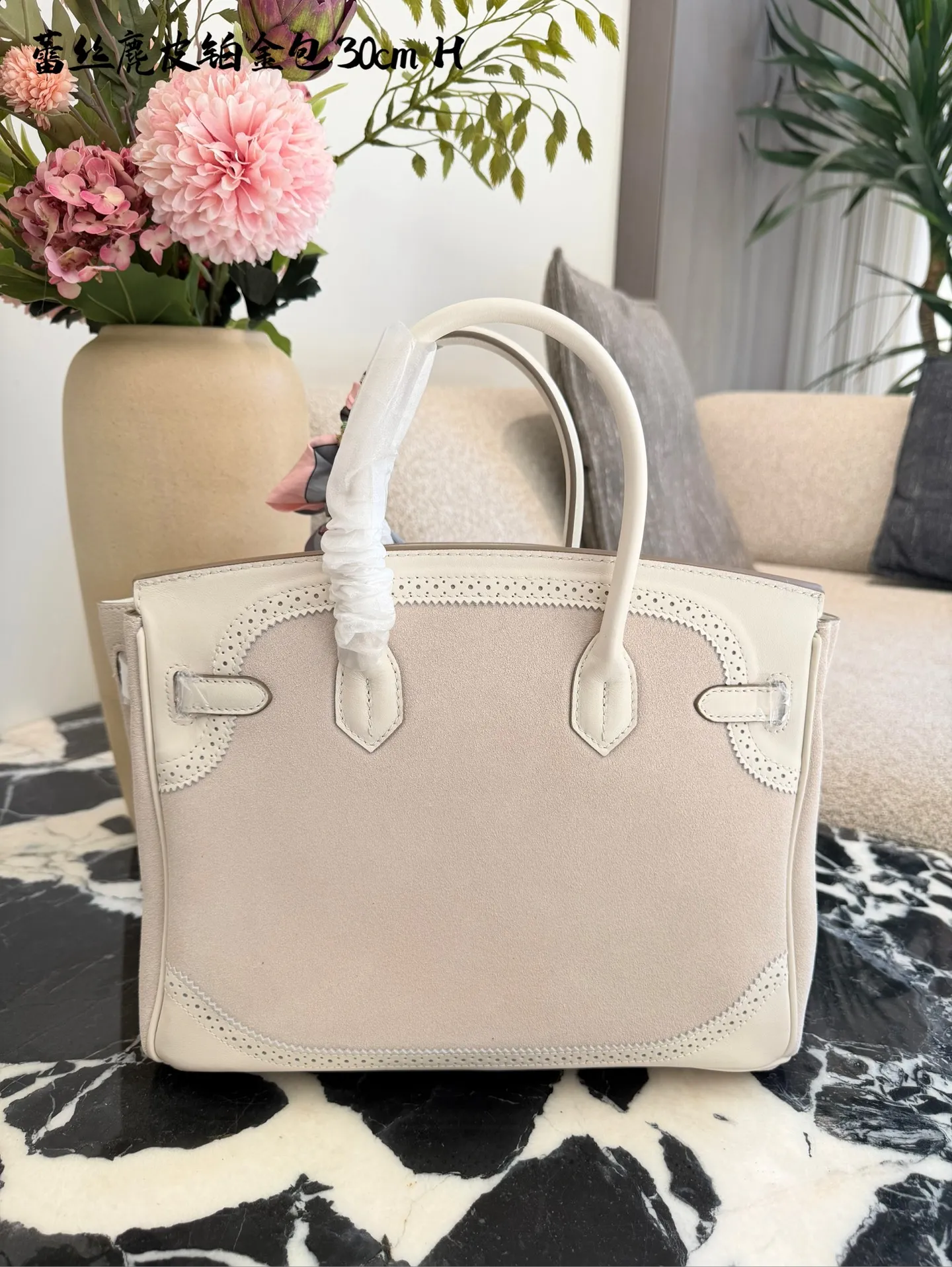 p340 Birkin30珍珠白铂金包|优雅故事的梦幻逸品 🌙 前任主人的故事 前任主人是资深爱马仕藏家,当初为了重要场合定制这只 Birkin 30,珍珠灰配白银 Swift 皮,蕾丝边装饰更添柔美。后来因个人风格转向极简,虽万分不舍,仍希望它能继续陪伴懂它的人,让这份优雅延续。 💎 设计与品质解析 ✨设计故事:Birkin 系列本就是爱马仕经典传奇,这只珍珠灰配色温柔高级,蕾丝边装饰打破常规,将法式浪漫与铂金包的大气融合,背出街就是 “行走的高奢名片”。 ✨材质与成色:采用细腻柔软的 Swift 皮,触感如丝绸般顺滑;珍珠灰配色高级不挑人,白银金属扣精致闪耀。成色近乎闲置未使用,五金无氧化,皮质无磨损,宛如全新。 ✨尺寸与实用度:30*15*21.5cm 黄金尺寸,日常通勤能装下平板、钱包、化妆品;出席晚宴、商务场合,随手拎起即刻提升气场。