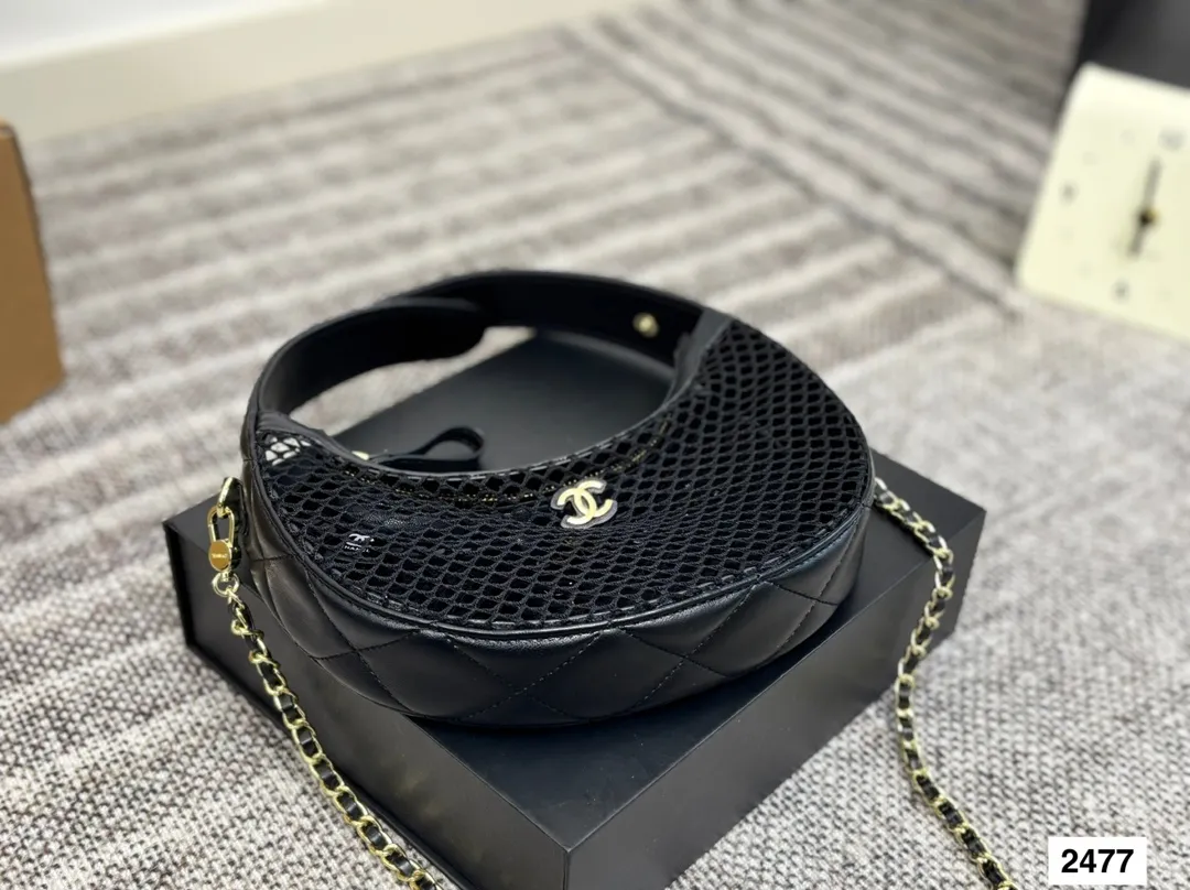 P125 配折叠盒子 CHANEL25s 香奈儿镂空网纱月亮包火爆全场的一款夏季新款 之前看秀就觉得很可爱的网兜包果然没有翻车 超级可爱 尺寸:24 13