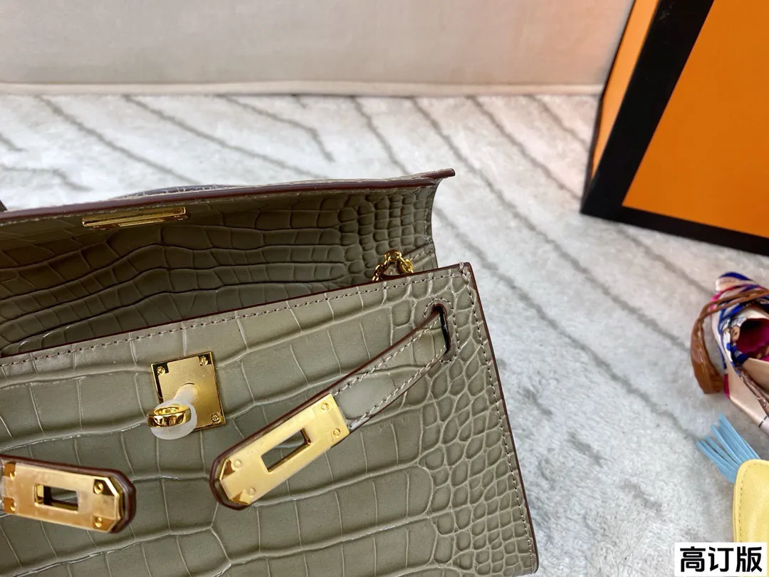 p200 全套包装🎁（高订版） Hermes爱马仕一代石头纹mini kelly 扑面而来的贵气 富家千金即视感 亮面的光泽感真的非常吸睛啊，搭配金扣显的更富贵了 气场全开!尺寸：21*14(配小马 丝巾)