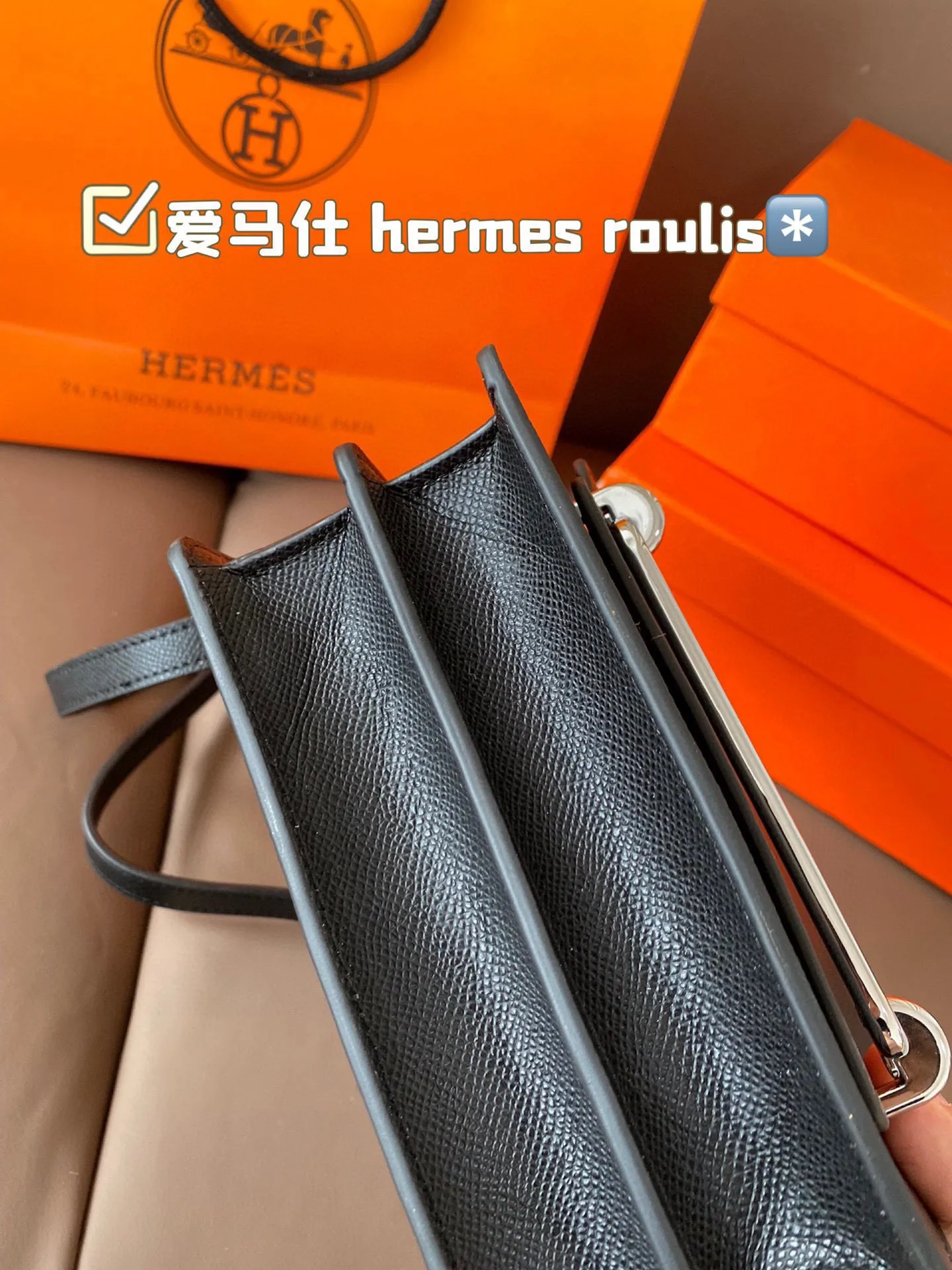 P185 hermes roulis这款包包设计的非常好看,是爱马仕包包里面比较低调的一款,不喜欢大Hlogo的朋友可以考虑入手这款,非常实用,很多明星都特别喜欢。爱马仕(H家)猪鼻子包 Roulis面向广大年轻人,线条简洁明快,极具个性的Logo标志,带点中性风格,适合追求品位生活的白领一族! 尺寸:18*15