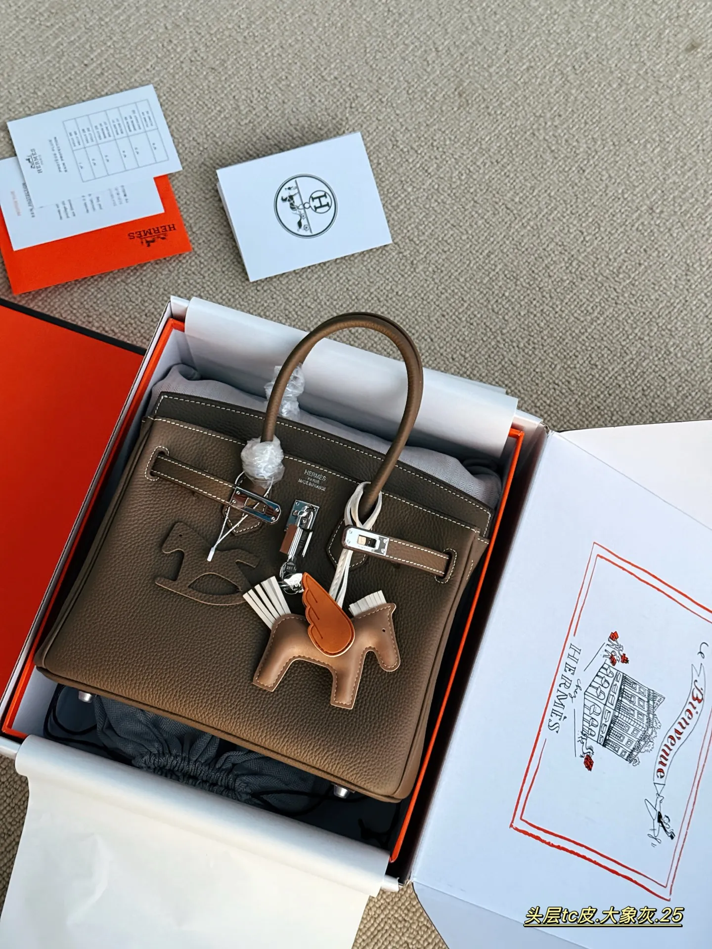 💰245 配全套包装 size:25cm 背铂金包的季节来啦 Bk25 原版品质 ✔️ 爱马仕|Birkin 25 tc牛皮 真的太可了,可咸可甜 超难买的绝美birkin! 赠送小马 丝巾 小锁头哦!