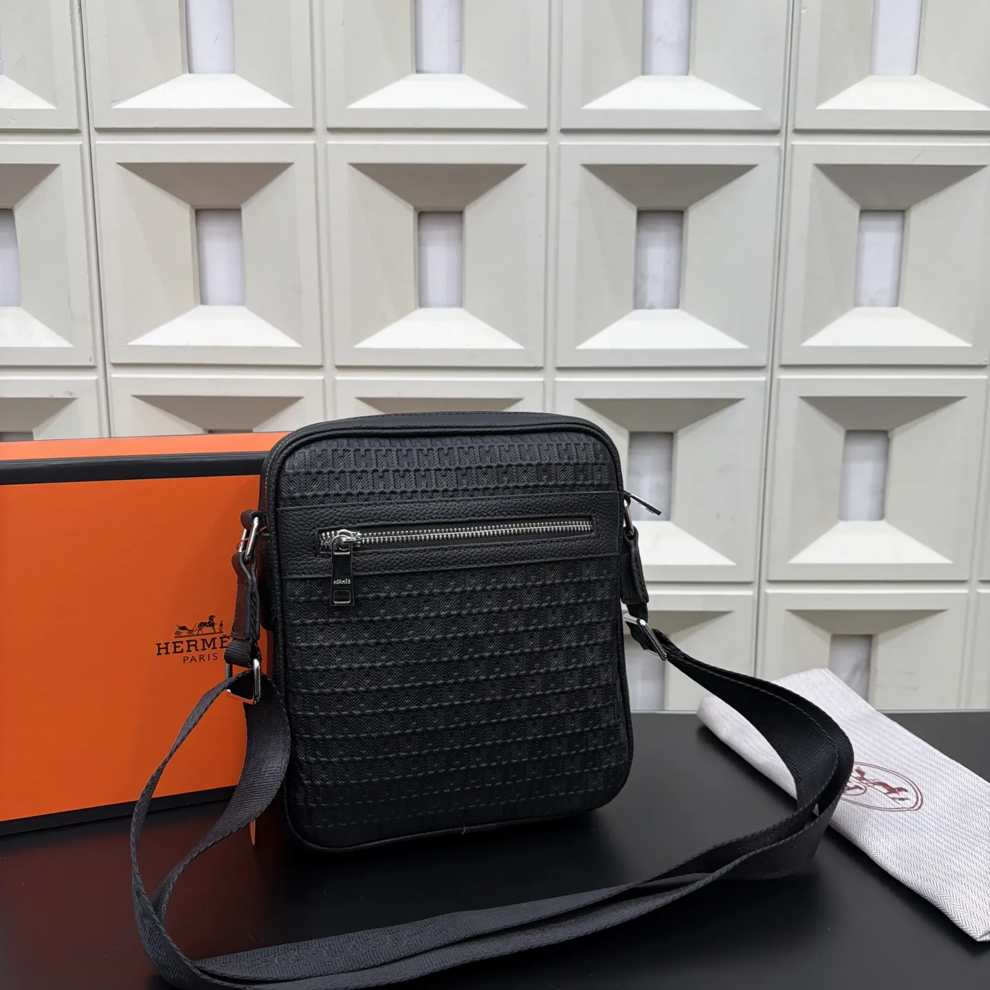 P140 Hermès 爱马仕 压花邮差包 头层牛皮男士单肩斜挎包 实物拍摄 原厂原版面料 配送防尘袋 24 x 27cm