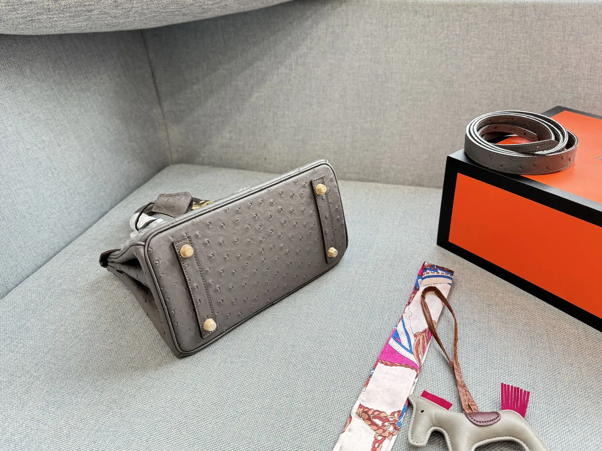 牛皮大号💰275 全套礼盒➕丝巾➕小马 牛皮小号💰265 全套礼盒➕丝巾➕小马 size:30×21/25×18 HERMES爱马仕 Birkin 鸵鸟纹 铂金包手提包 嘿,又到了把美拉德色系挂在身上的季节了🍂,一个暖色调的金棕是能完美的调和均匀身上色调过硬的感觉,极致的温柔就是这个金棕色最好的诠释了~ 斑鸠灰什么时候都很好看 高级又显贵🤍🩶特殊皮太香了