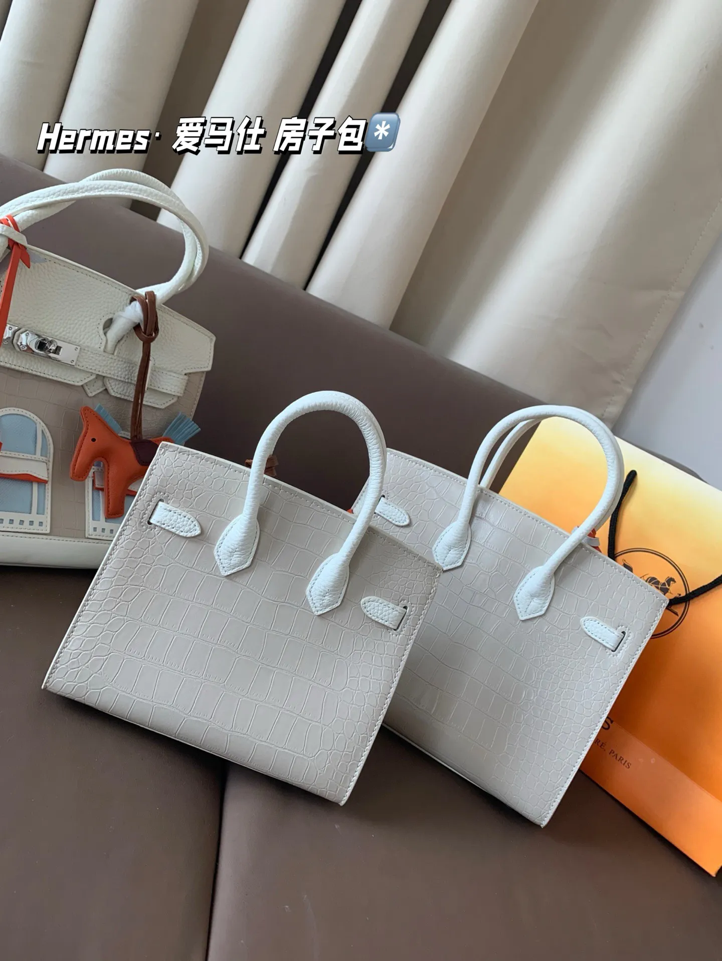 大P300 中P280 小P260 配礼盒🎁. Hermes&middot; 爱马仕 房子包 轻松演绎复古时髦 包型挺阔，简约而不简单不需要过多的装饰，日常搭配西装和T恤，就能将高级感体现的淋漓尽致！尺寸大30*24 中25*21 小20*18