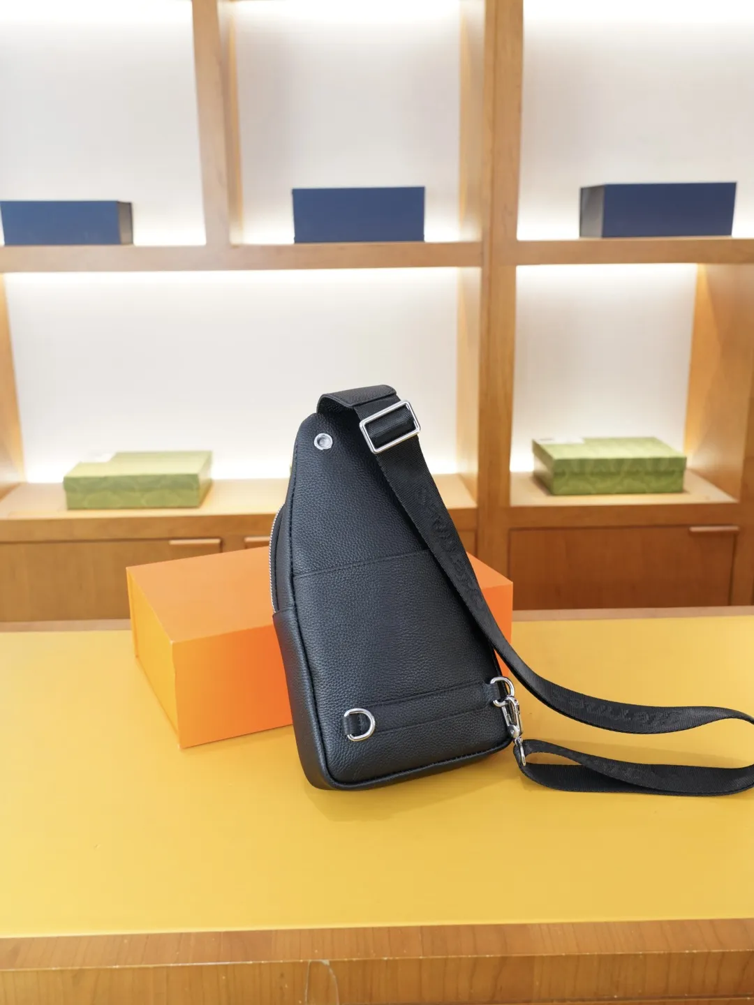 P125 🇫🇷 爱马仕 官网同步 高版本 胸包 永恒不过时的标志性产品 纯原单牛皮 顶级五金制作 非市面普通版本 今年Hermes最爱的款式 全部实拍 实用性非常高 完全不用担心穿搭 配全套包装折叠盒..【规格:18x37x5】