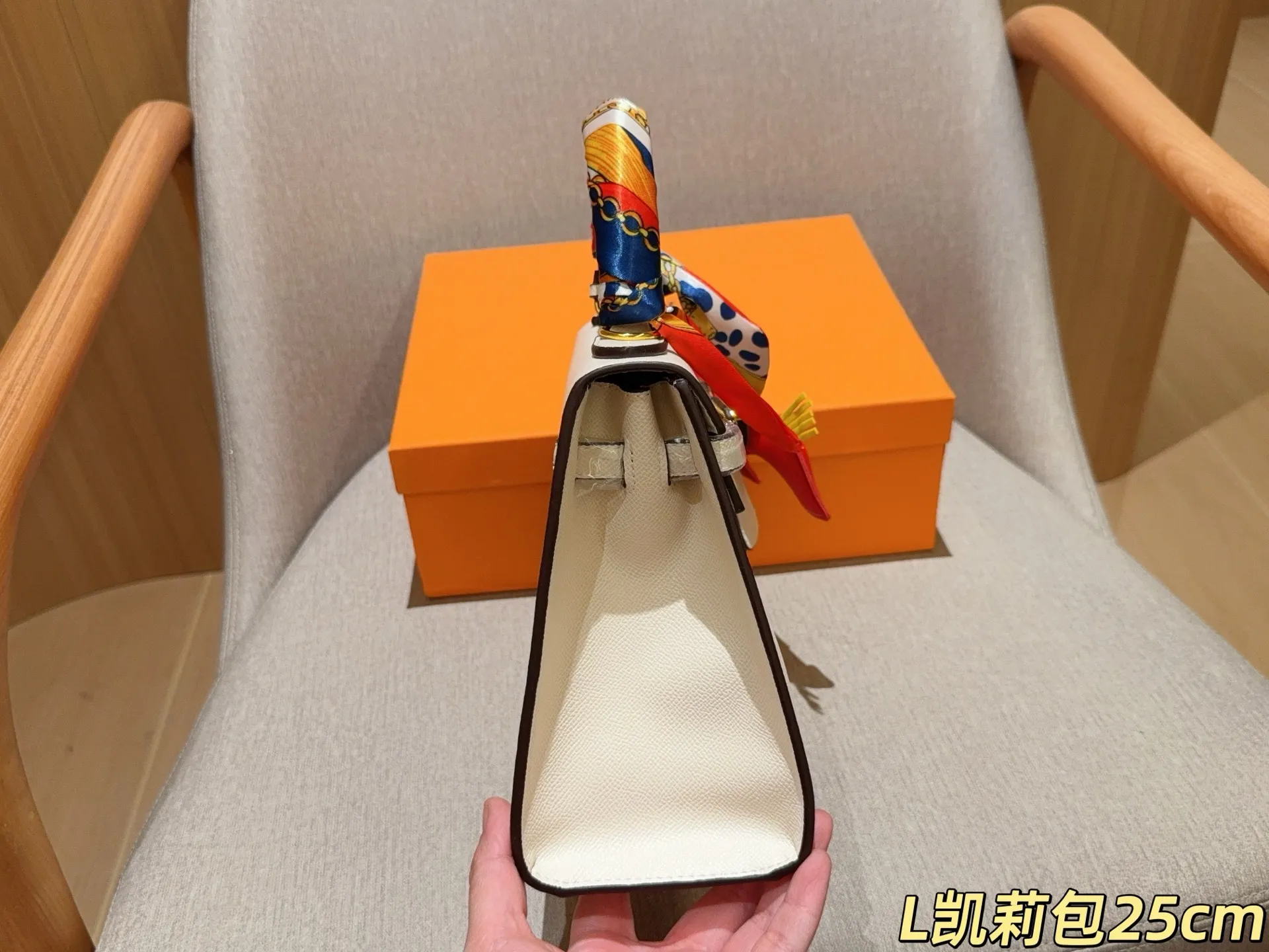 💰135 配送丝巾➕小马挂件 ⚠️配送颜色随机不支持挑选 爱马仕Hermes Kelly凯丽凯莉包 尺寸25cm 礼盒包装🎁