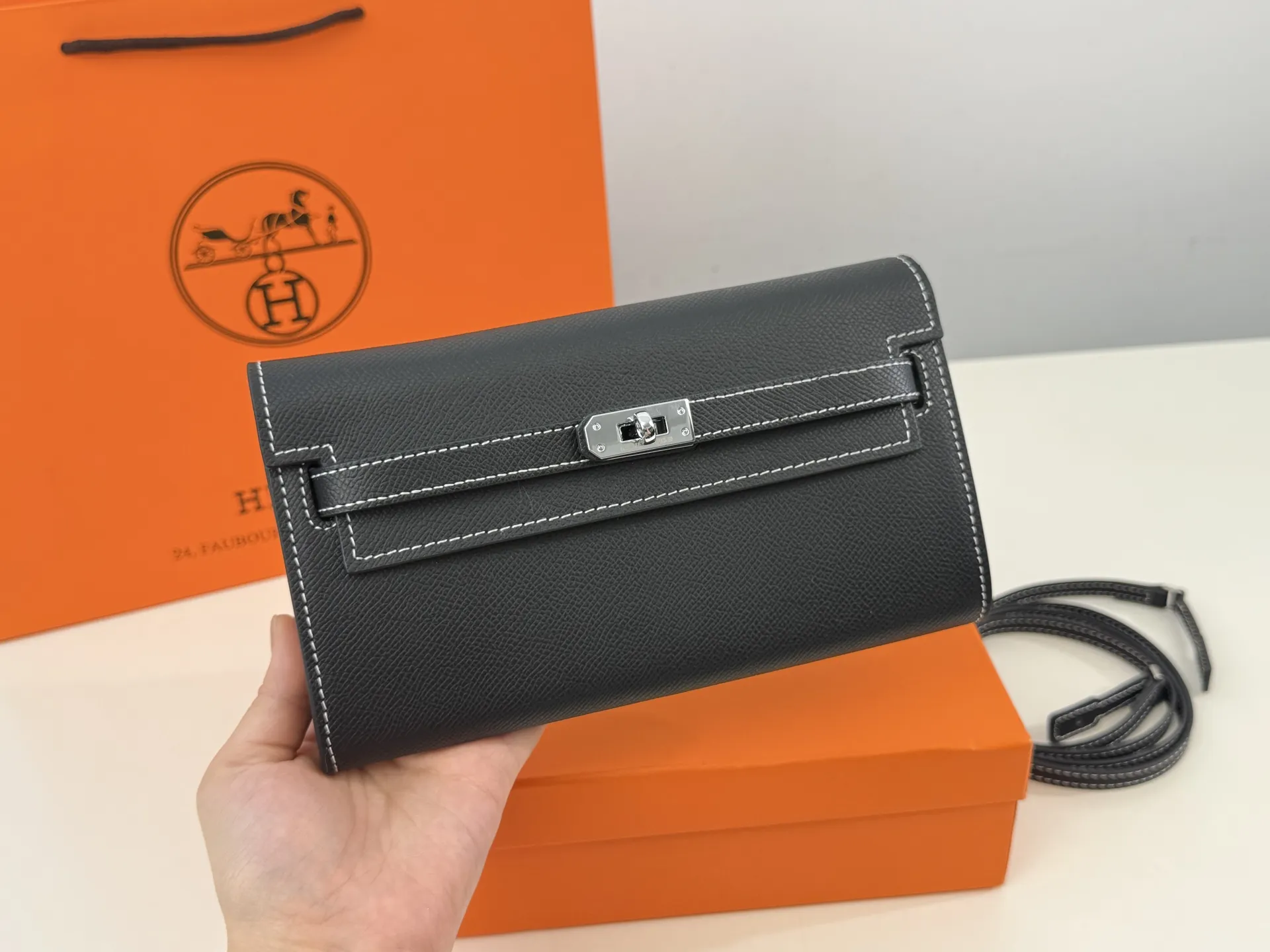 (配礼盒⚠️)p160 爱马仕 woc单肩包.也能这么温油woc Ado woc Ado 在Kelly包的基础上,增加了一条长肩带.Ado其实是复刻96年爱马仕推出的双肩包,整体设计 还是蛮可爱的,温温柔柔的带点学院风,风格比较年 轻。Kylie Jenner的女儿 Stormi就有一只 Ado, 小女生背起来也毫无违和感!超级实用 尺寸:21*3*13cm