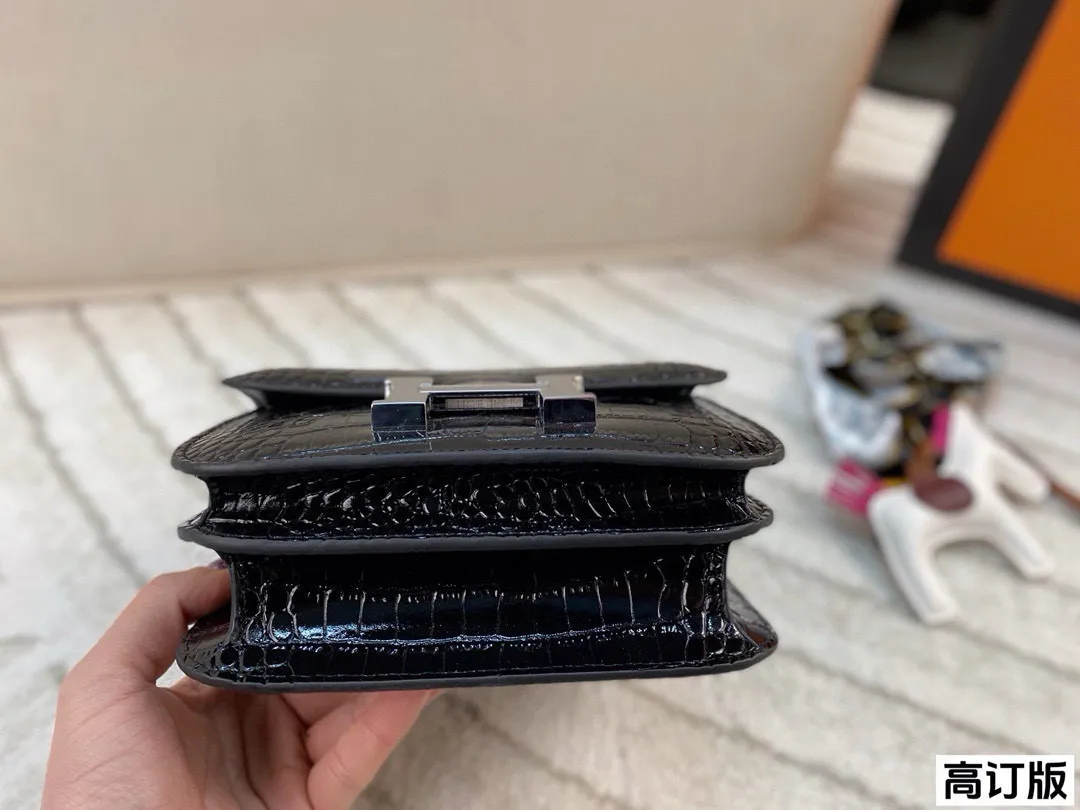 p190 全套包装🎁(高订版) 爱马仕Hermes Constance19黑银亮面鳄鱼纹黑银配色,真的是太经典啦!黑色的沉稳与银色的闪耀完美结合✨这种配色超级百搭 谁能不心动呢!尺寸:19*15(牛皮)