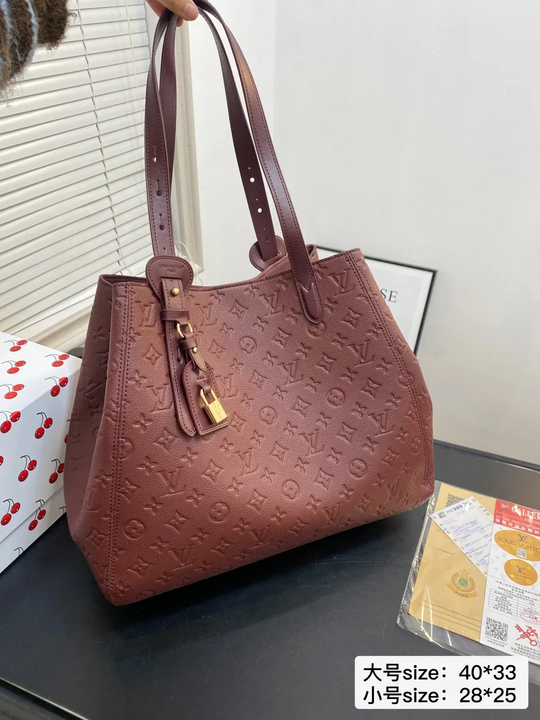 🅿️大号💰215小号💰210 配折叠盒 尺寸40*33/28*25 LV 酒红系列ALL IN ONE 品牌徽标压印 这款包包的造型很优雅,线条流畅, 搭配金色锁头装饰,细节处尽显奢华质感 2200