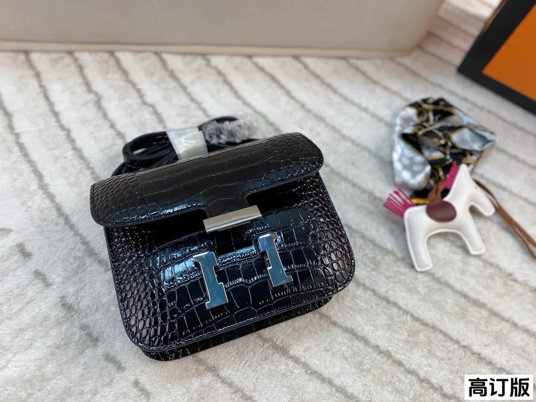 p190 全套包装🎁(高订版) 爱马仕Hermes Constance19黑银亮面鳄鱼纹黑银配色,真的是太经典啦!黑色的沉稳与银色的闪耀完美结合✨这种配色超级百搭 谁能不心动呢!尺寸:19*15(牛皮)