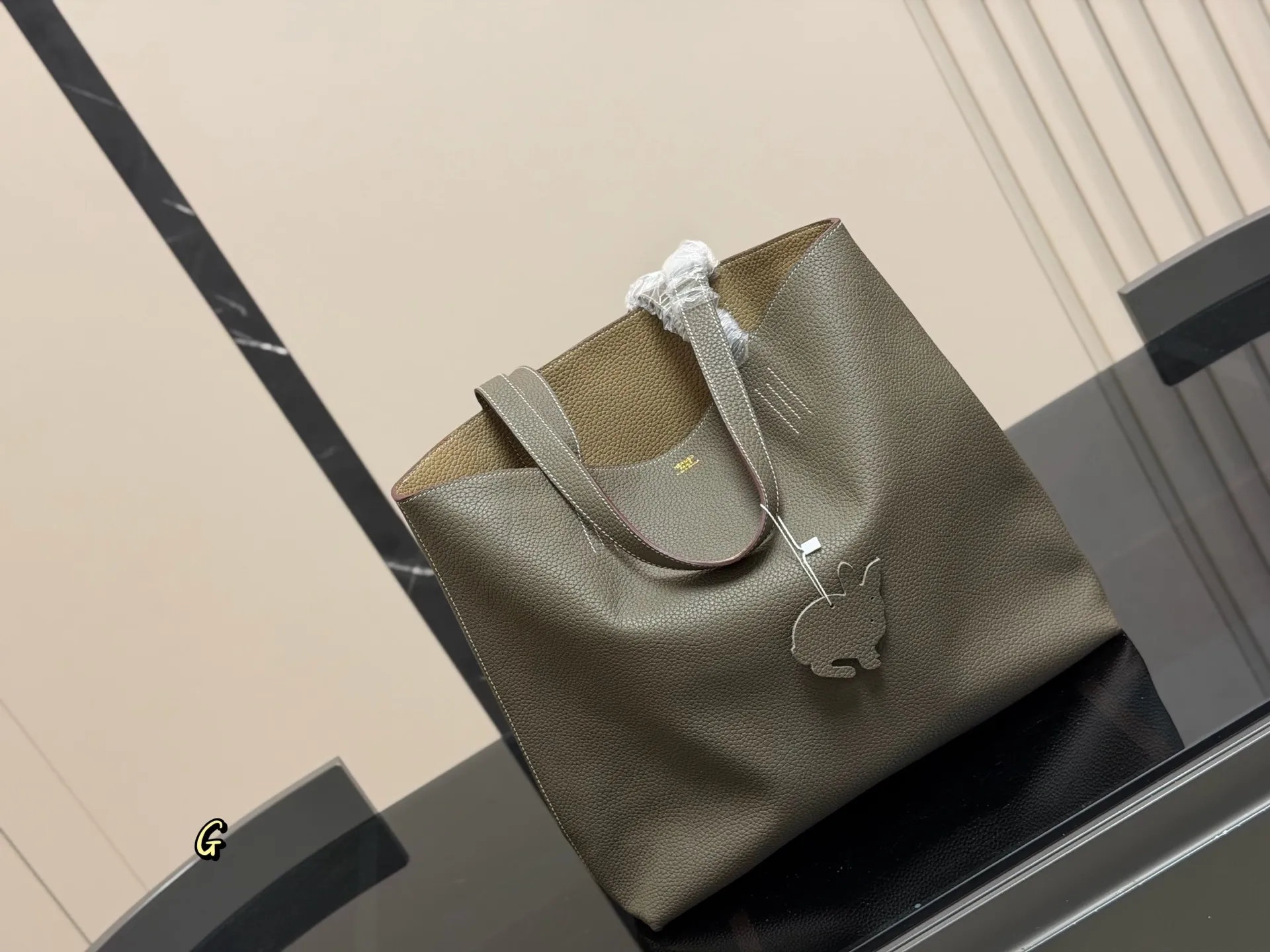 &yen;380 爱马仕新款双面购物袋 推给爱马仕女孩 收下这枚种草吧 可以放的下IPAD平板的托特包 H en Biais 尺寸: 35*32cm双面购物袋