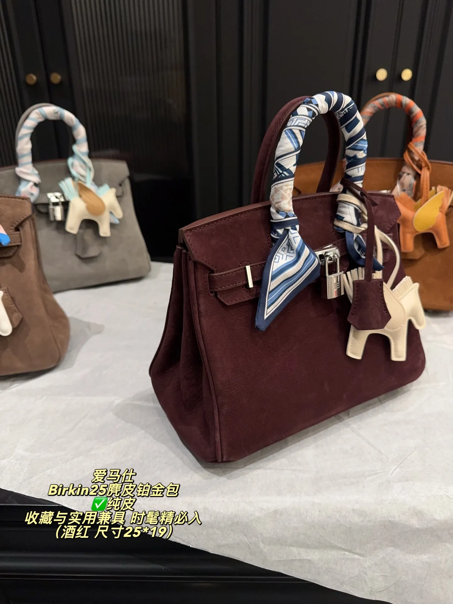 ✅纯皮P335配盒⚠️尺寸25*19 爱马仕 Birkin25麂皮铂金包 触感柔软细腻,秋冬季节超适合!银色金属扣件+小飞马挂件,精致又有辨识度。25cm尺寸,日常通勤、出行都能轻松装下随身物品。麂皮材质轻盈,搭配丝巾更显高级感,是爱马仕经典系列,收藏与实用兼具,时髦精必入!