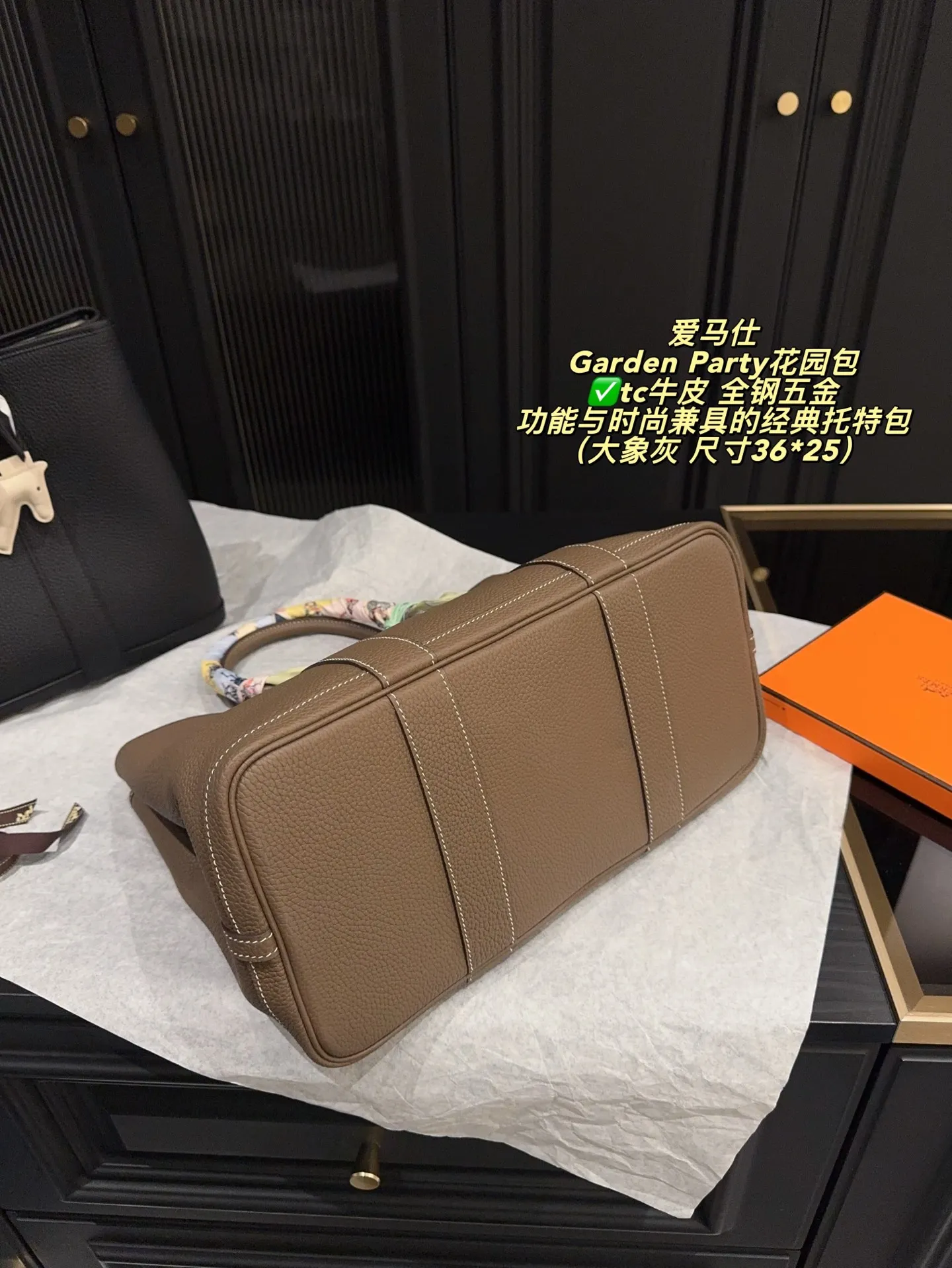 ✅tc牛皮 全钢五金P420无盒⚠️尺寸36*25 爱马仕 Garden Party花园包 采用Negonda牛皮，触感柔軟又耐用。简约大气设计，银色金属扣件超有质感，内部空间超大，能装下笔记本电脑和文件，通勤、出差都很适合！手柄可DIY丝巾或挂件，搭配小飞马挂饰更有趣味感～实用又优雅，是爱马仕经典通勤包款！