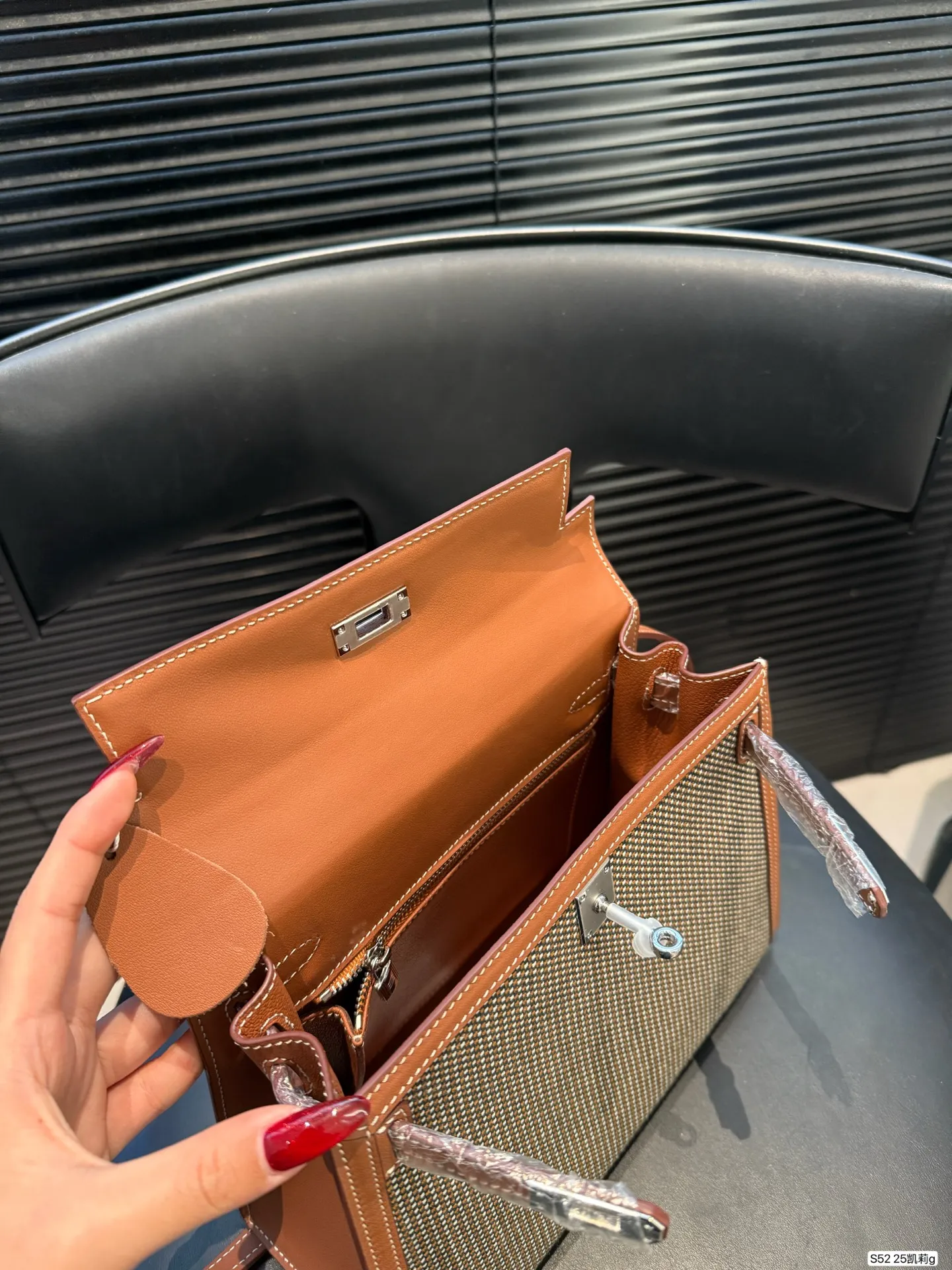 P310 爱马仕 Kelly25凯莉包 采用经典Quadrille+Swift皮革拼接,设计超有辨识度!银色金属扣件,手缝蜡线工艺,细节满分。通勤休闲都很适合,材质更耐脏,日常打理无压力。经典百搭,牛仔、卫衣、风衣都能轻松驾驱,随性又高级,是爱马仕稀有热门款,时髦精必入!尺寸25 18 货号25凯莉