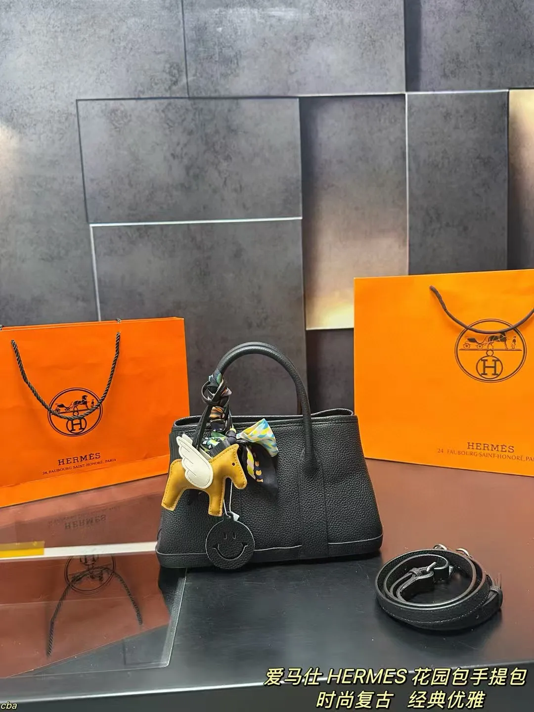 P210配盒 爱马仕 HERMES 花园包手提包 牛皮手提包，爱马仕花园包当作健身包瑜伽包再适合不过了!容量确实很ok的同时属于是慵懒随性低调中透露着奢华，经典百搭，上班通勤、差旅出行、当作妈咪包也ok，花园包才算是名副其实的菜篮子好吗!!实用性极强性价比极高，又不会过时的款式。两侧还有按扣可以调节，绝对是务实低调的代表！ 尺寸：25*15.5cm