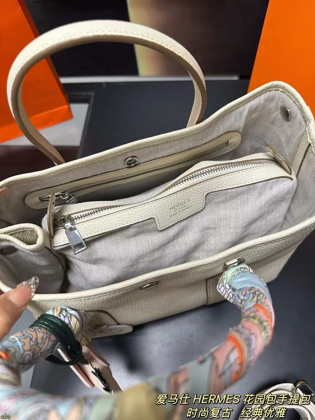 P230配盒 爱马仕 HERMES 花园包手提包 牛皮手提包,爱马仕花园包当作健身包瑜伽包再适合不过了!容量确实很ok的同时属于是慵懒随性低调中透露着奢华,经典百搭,上班通勤、差旅出行、当作妈咪包也ok,花园包才算是名副其实的菜篮子好吗!!实用性极强性价比极高,又不会过时的款式。两侧还有按扣可以调节,绝对是务实低调的代表! 尺寸:31*20cm