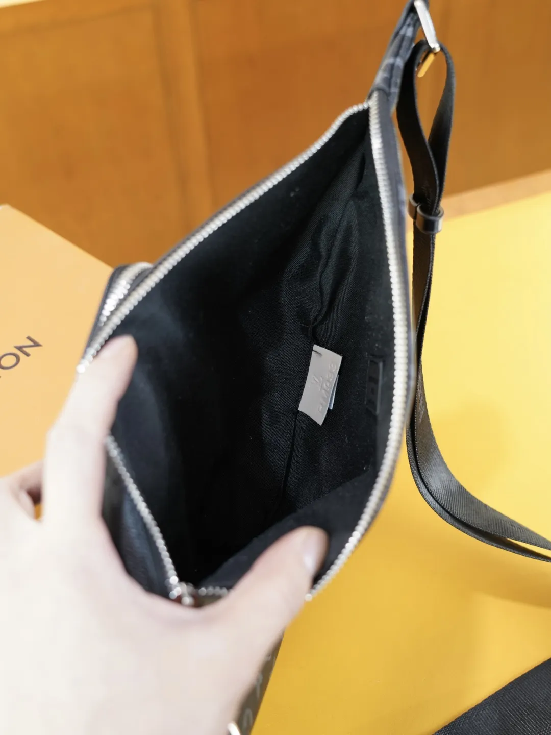 P115 🇫🇷 路易威登 官网同步 高版本 胸包 永恒不过时的标志性产品 纯原单牛皮 顶级五金制作 非市面普通版本 今年LV最爱的款式 全部实拍 实用性非常高 完全不用担心穿搭 配全套包装折叠盒..【规格：19x38x4】