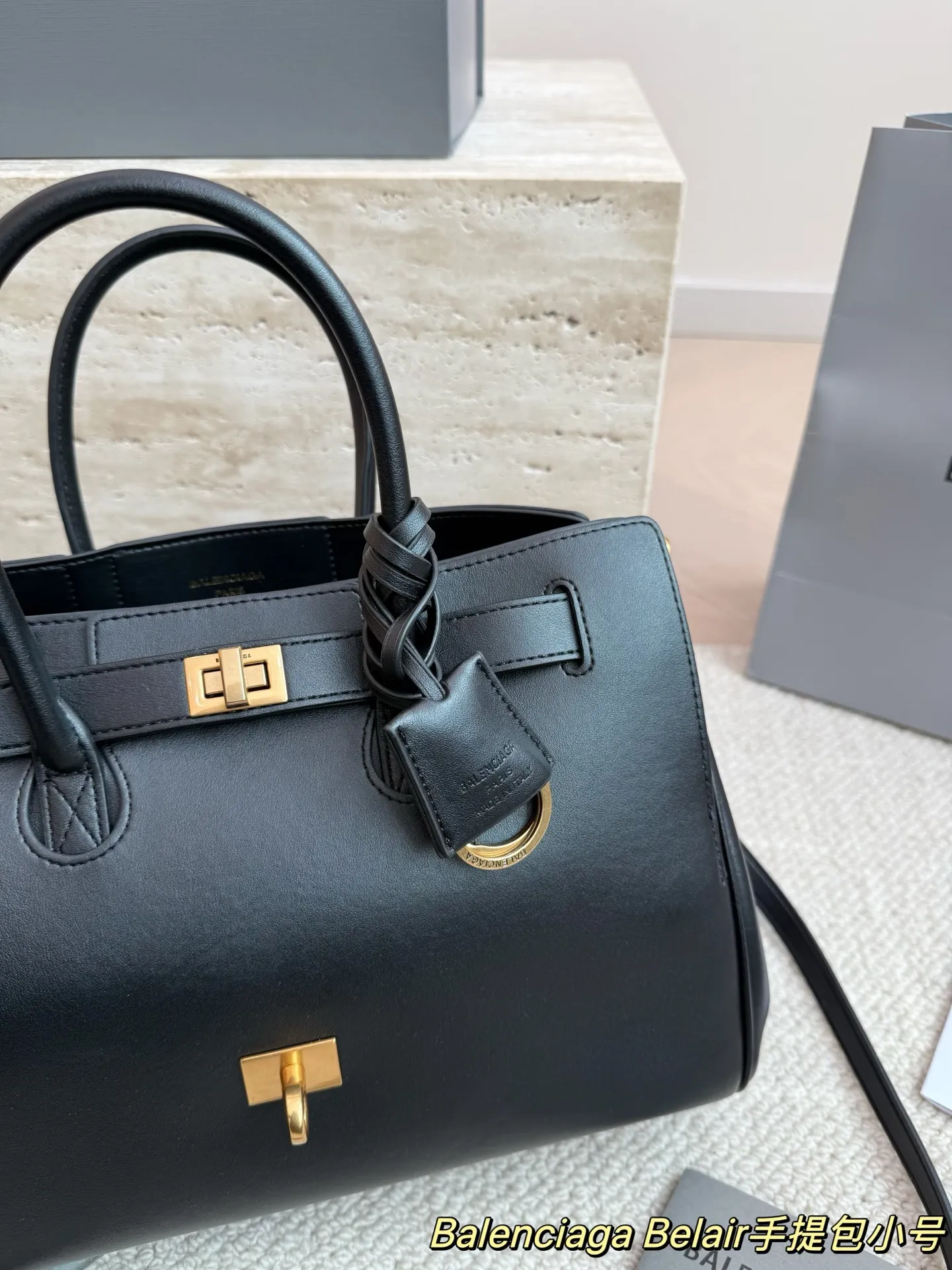 P300小号 卡戴珊look|巴黎世家 甲甲卡戴珊(Kim Kardashian)套装巴黎世家家的 (铂金包Balenciaga belair)黑色机车过膝靴穿出了卡戴珊的霸气. 。。今年巴黎世家的包把爱马仕玩的淋漓尽先是kelly redeo，又是birkin的belair。光价格没比爱 马仕便宜哦，真是又爱又恨的。尺寸 31.22