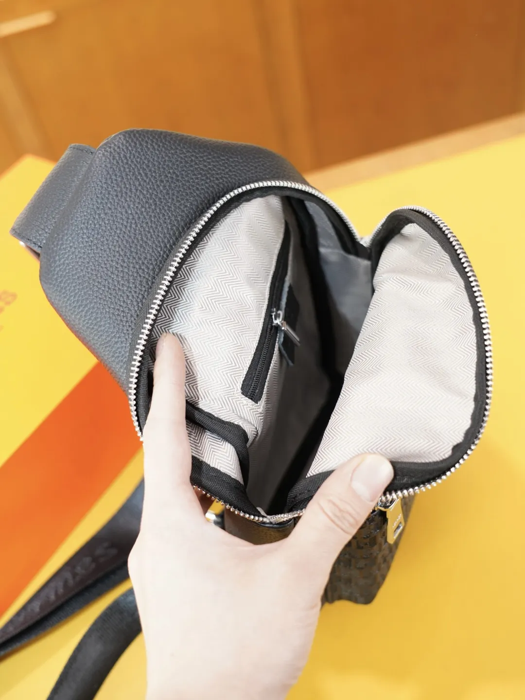 P125 🇫🇷 爱马仕 官网同步 高版本 胸包 永恒不过时的标志性产品 纯原单牛皮 顶级五金制作 非市面普通版本 今年Hermes最爱的款式 全部实拍 实用性非常高 完全不用担心穿搭 配全套包装折叠盒..【规格：18x37x5】