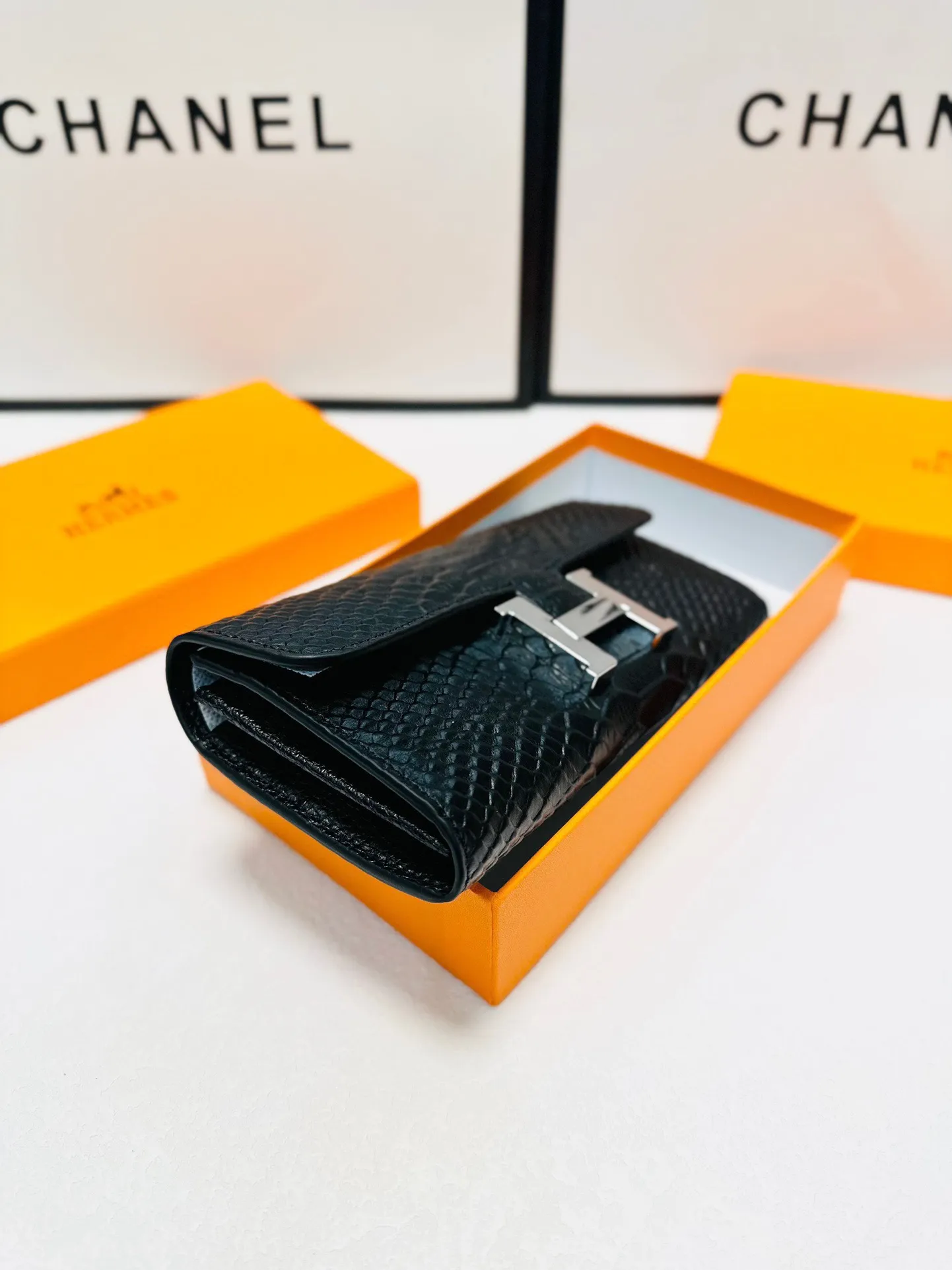 P95🎀🎀颜色 黑 粉🎀尺寸 19x10🎀爱马仕优质进口牛皮🐂 手感一流👏时尚设计💋潮版百搭，简约大方，经典永不过时💍