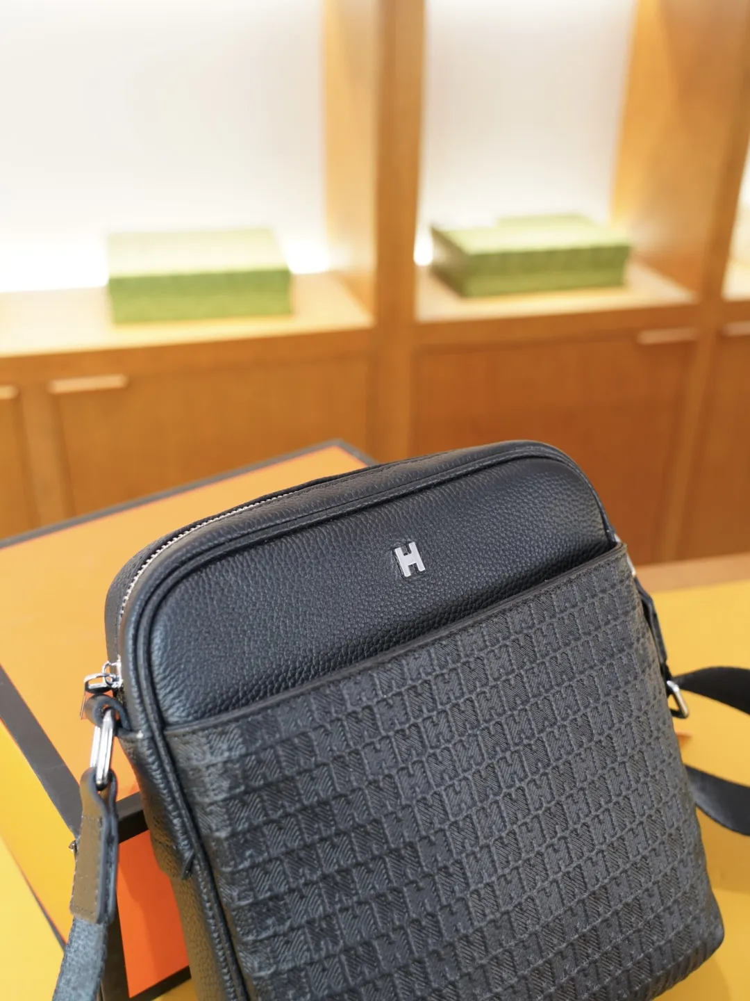 P140 🇫🇷 爱马仕 官网同步 高版本 斜挎单肩背包 永恒不过时的标志性产品 纯原单牛皮 顶级五金制作 非市面普通版本 今年Hermes最爱的款 全部实拍 实用性非常高 完全不用担心穿搭 配全套包装礼品盒 【规格：20x23x5】