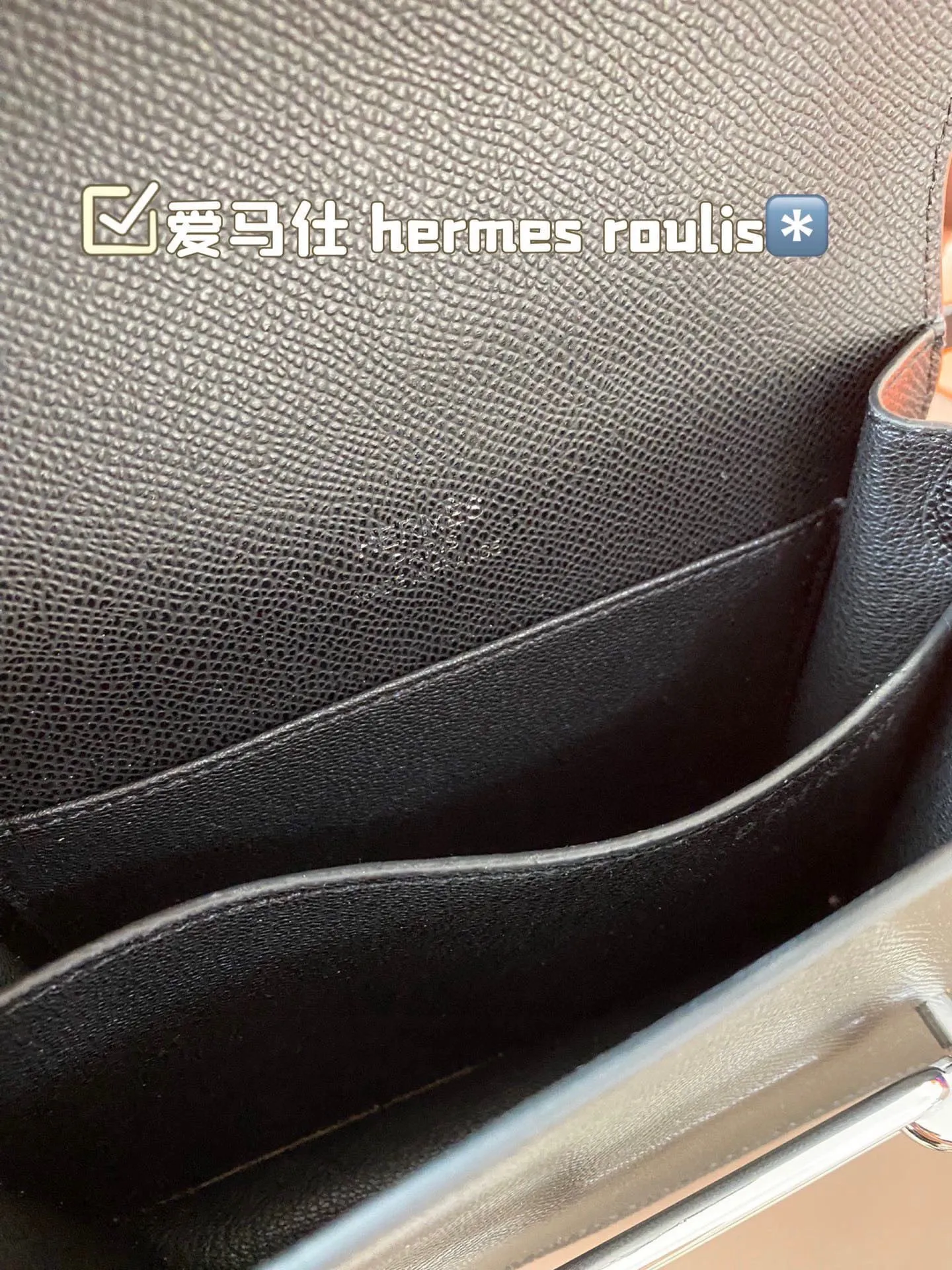 P185 hermes roulis这款包包设计的非常好看，是爱马仕包包里面比较低调的一款，不喜欢大Hlogo的朋友可以考虑入手这款，非常实用，很多明星都特别喜欢。爱马仕（H家）猪鼻子包 Roulis面向广大年轻人，线条简洁明快，极具个性的Logo标志，带点中性风格，适合追求品位生活的白领一族！ 尺寸：18*15
