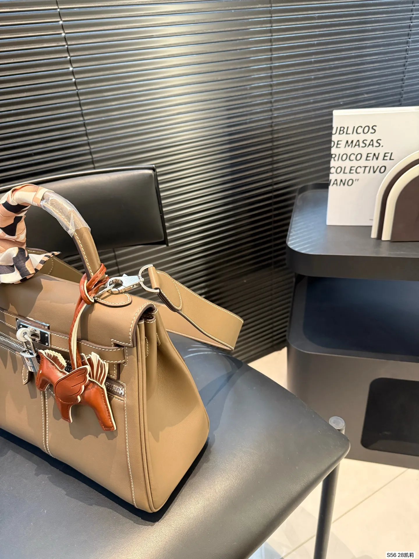 P330 Hermes 纯皮爱马仕 凯莉包~ H家永恒的经典. 凯莉包好随意搭配,不管怎么穿,随便一背都好看 而且一点都不挑人很显气质 ,原版五金Logo,原版定制超有Feel 这款其实很韩风很chic~夏天搭裙子衬衣真的很nice。尺寸28 22货号28凯莉