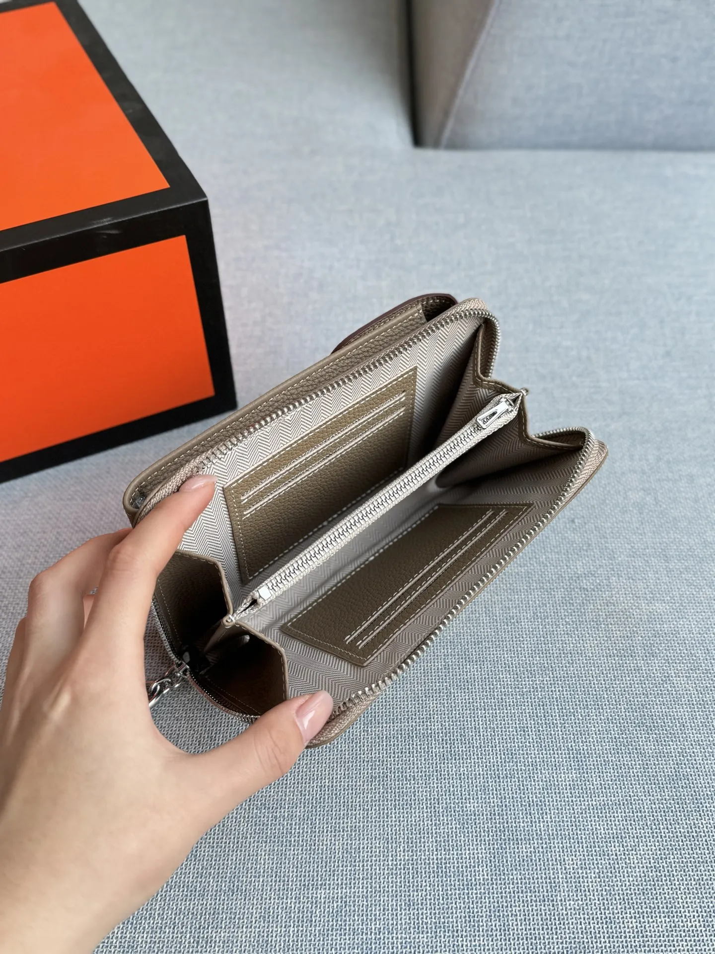 💰135 全套礼盒 size：11&times;18 HERMES爱马仕 手机包 单肩包 黑色牛皮质感超好，日常通勤、约会都合适。 字母元素设计有点小心机，百搭不挑人。 出门随手一拿往身上 一背，优雅感随之即来！