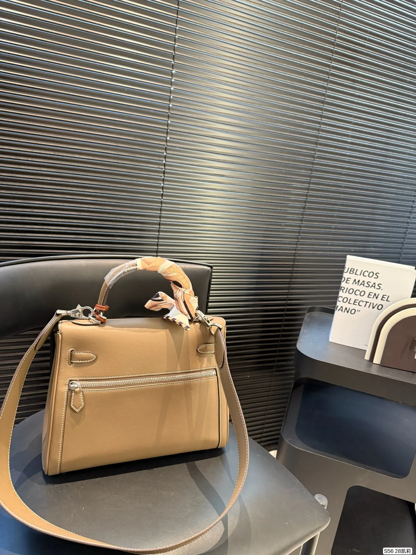 P330 Hermes 纯皮爱马仕 凯莉包~ H家永恒的经典. 凯莉包好随意搭配,不管怎么穿,随便一背都好看 而且一点都不挑人很显气质 ,原版五金Logo,原版定制超有Feel 这款其实很韩风很chic~夏天搭裙子衬衣真的很nice。尺寸28 22货号28凯莉