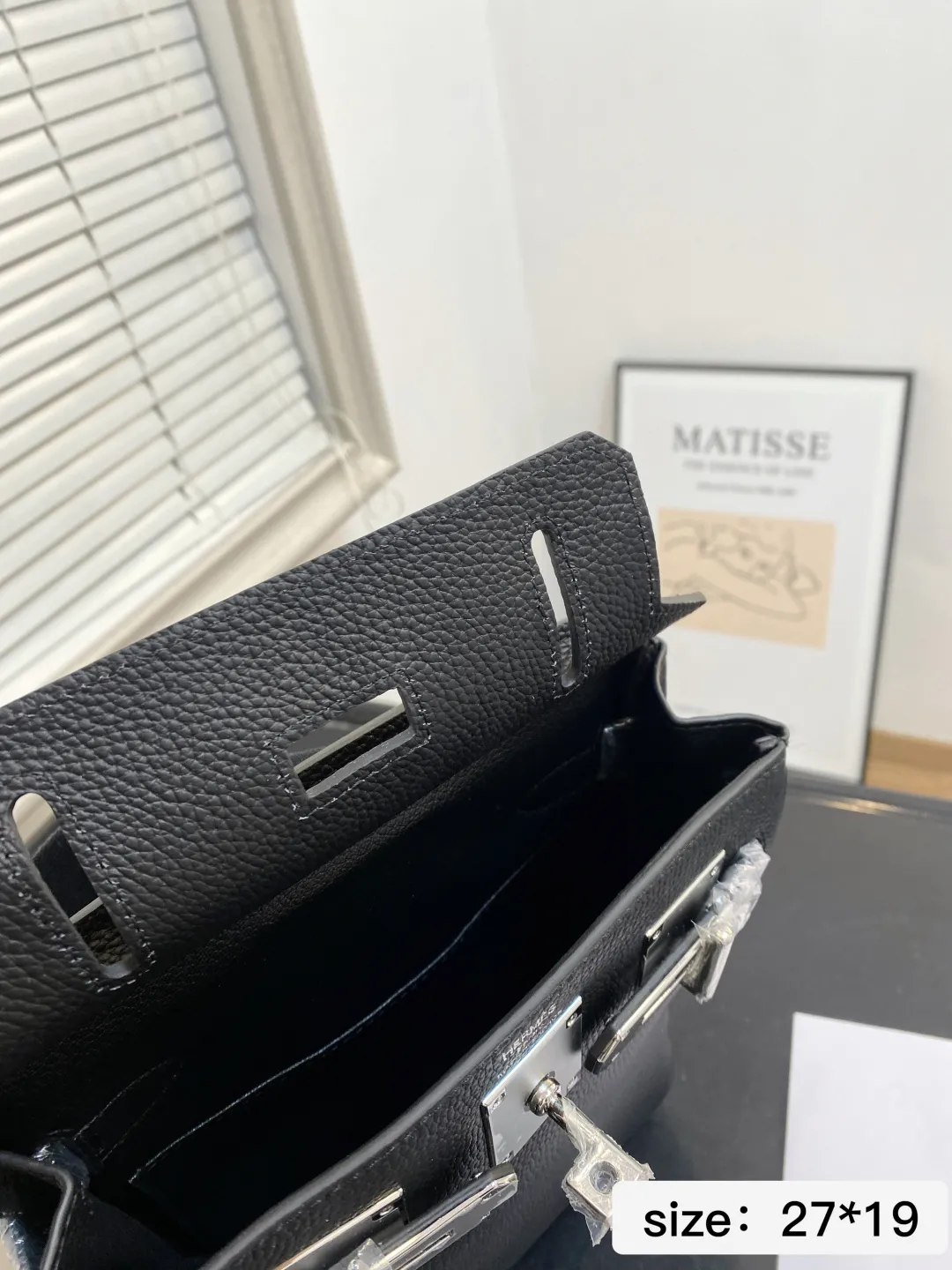 🅿️💰265 无盒 尺寸27*19 爱马仕单肩包很酷的男包来喽看起来十分时尚且年轻 斜挎也不显大当收纳空间真心不错,拿取东西时十分方便当肩带可以自由调节长度,任何身高都没问题 6779