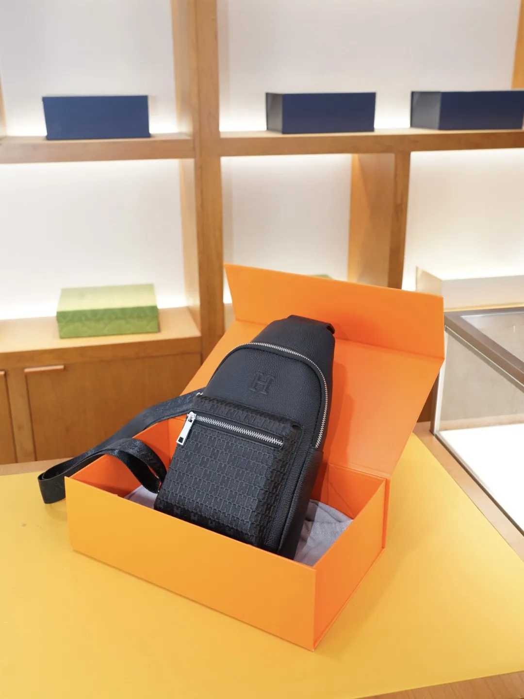 P125 🇫🇷 爱马仕 官网同步 高版本 胸包 永恒不过时的标志性产品 纯原单牛皮 顶级五金制作 非市面普通版本 今年Hermes最爱的款式 全部实拍 实用性非常高 完全不用担心穿搭 配全套包装折叠盒..【规格:18x37x5】