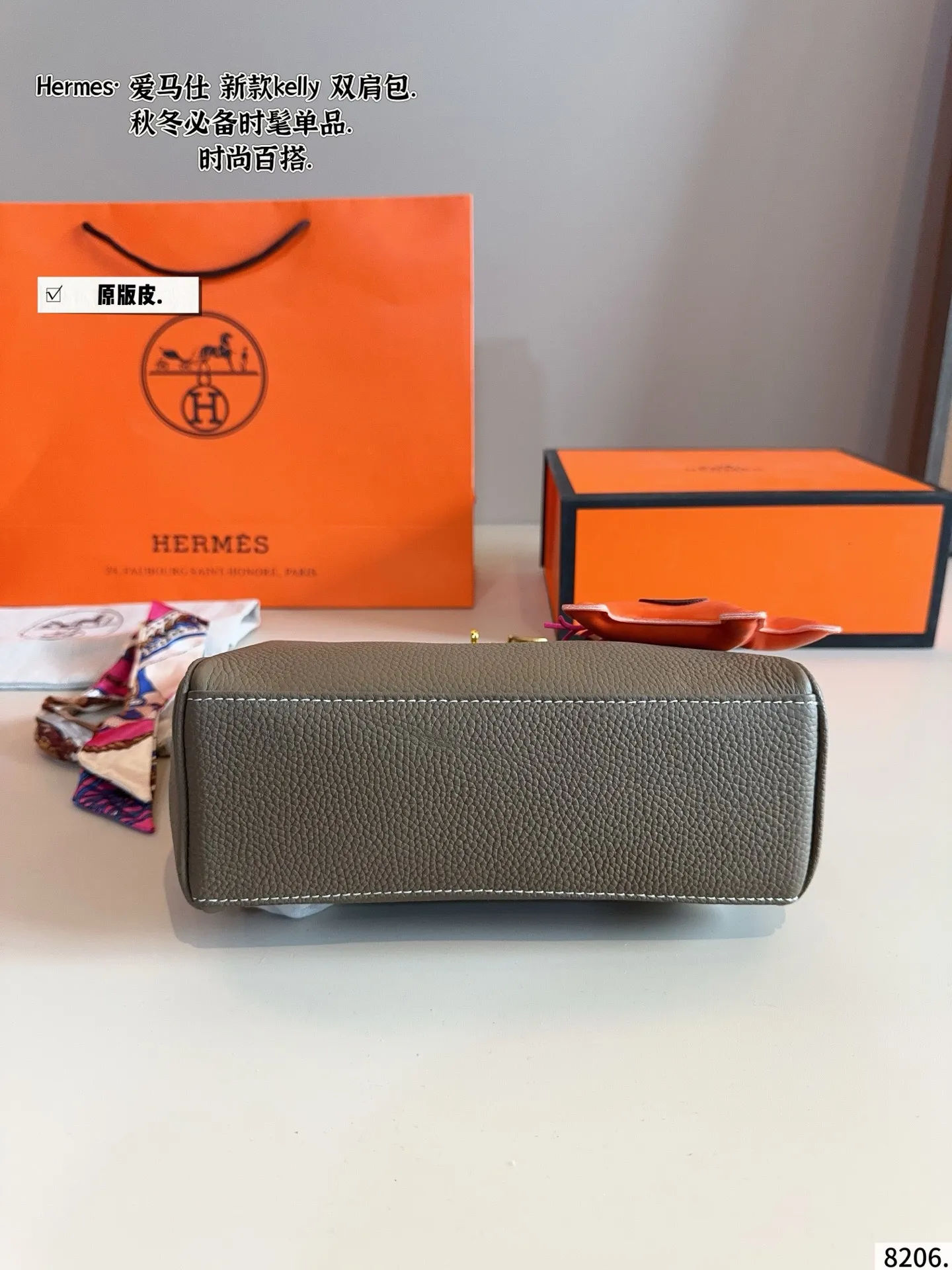 p230纯皮. 爱马仕 kelly包也能这么温油”Kelly 双肩包 Kelly Ado 在Kelly包的基础上,增加了两根可调节的肩 带,变成了双肩包。 由于 Ado彻底解放了女性的双手,网上有不少人说它是 “史上最放飞自我的爱马仕手袋” Ado其实是复刻96年爱马仕推出的双肩包,整体设计 还是蛮可爱的,温温柔柔的带点学院风,风格比较年 轻。 Kylie Jenner的女儿 Stormi就有一只 Ado, 小女生背起 来也毫无违和感!超级实用 尺寸:23*8*21cm