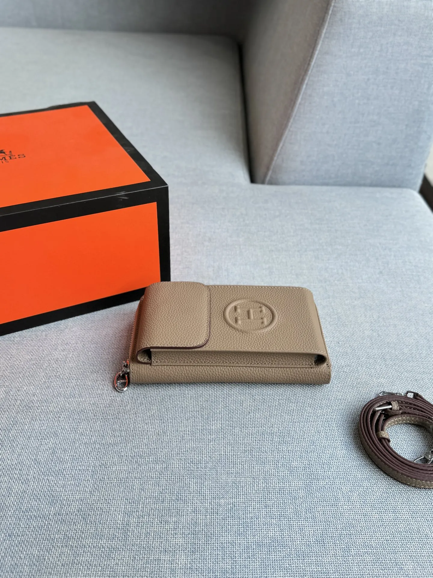 💰135 全套礼盒 size:11×18 HERMES爱马仕 手机包 单肩包 黑色牛皮质感超好,日常通勤、约会都合适。 字母元素设计有点小心机,百搭不挑人。 出门随手一拿往身上 一背,优雅感随之即来!