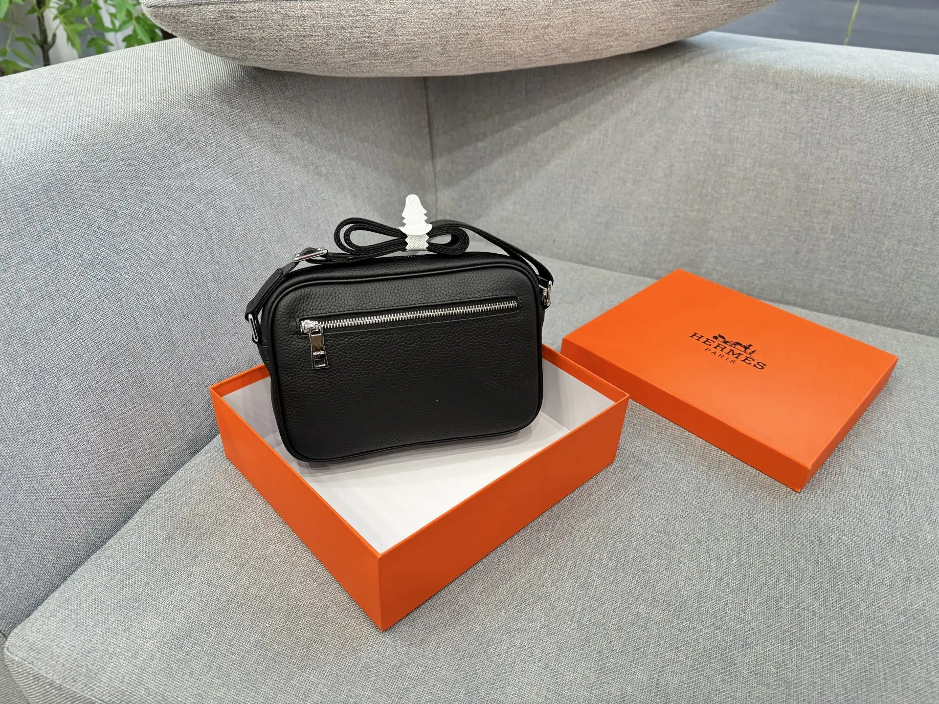 💰145 天地盖 size:24×17 HERMES爱马仕 相机包 单肩包 斜挎包 相机包简直是宝藏单品🎁!容量超可,手机、粉饼、钥匙啥的轻松装下,实用性💯。背法还超多,单肩、斜挎、手提随意切换。特别是斜挎,时髦又利落,配牛仔裤 T 恤休闲,搭连衣裙优雅,怎么搭都好看,出街回头率爆表👀