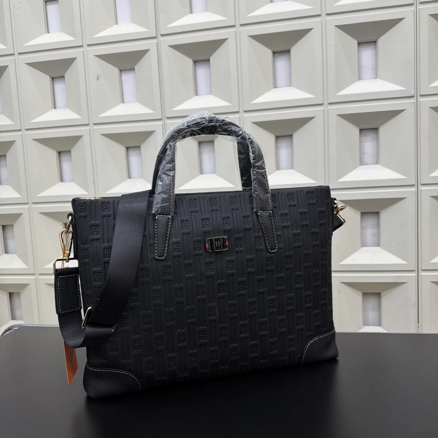 P155 Hermès 爱马仕 男士牛皮公文包 🚹电脑包 斜挎手提包 经典百搭 实物拍摄 原厂原版面料 高端品质 配送防尘袋 38 x 28 cm。