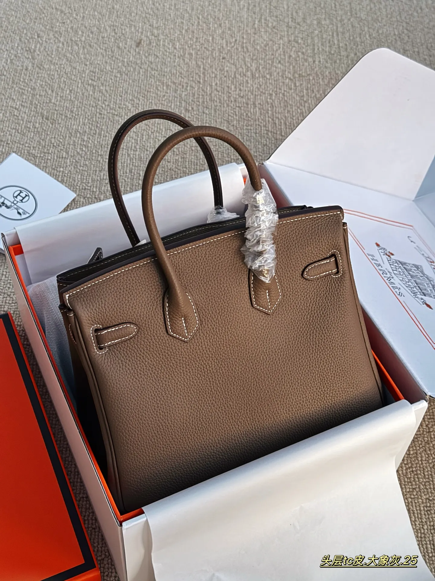 💰245 配全套包装 size：25cm 背铂金包的季节来啦 Bk25 原版品质 ✔️ 爱马仕|Birkin 25 tc牛皮 真的太可了，可咸可甜 超难买的绝美birkin！ 赠送小马 丝巾 小锁头哦！