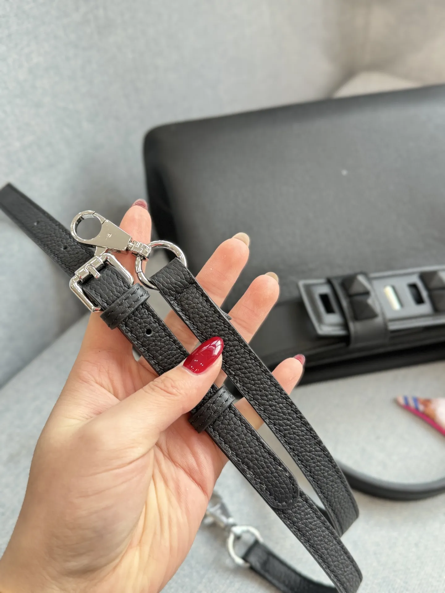 头层牛皮💰285 全套礼盒➕丝巾➕小马 size：27&times;16 HERMES爱马仕 Medor Bag 哑光金属 单肩斜挎包 手提包 像一件艺术品~ 被它的美貌打动 &ldquo;低调的时髦&rdquo;和&ldquo;不费力的型格&rdquo;。不追求繁复的装饰和鲜艳的色彩，通过版型、材质和色彩的统一感来营造高级感与酷帅气质。