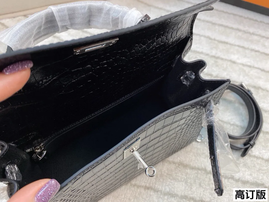p260/p240/p180 全套包装🎁(高订版) 爱马仕Hermes Kelly 黑银亮面鳄鱼皮 妥妥的御姐范儿 上身真的是又酷又飒 我想没有御姐能拒绝这样一只kelly吧! 尺寸:28*22/25*17/19*13(纯皮)
